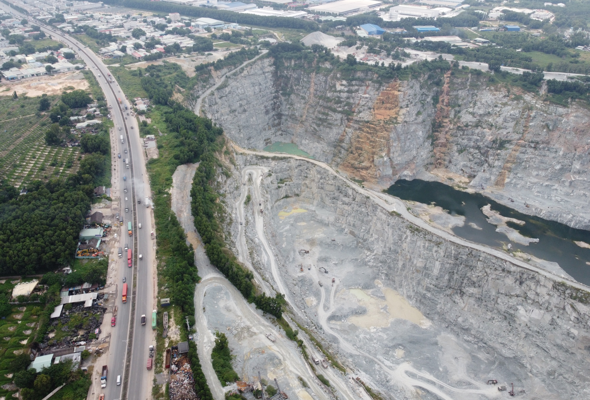 TP.HCM đấu giá thành công 4 mỏ đá, thu về cho ngân sách gần 1.200 tỉ đồng - Ảnh 1.