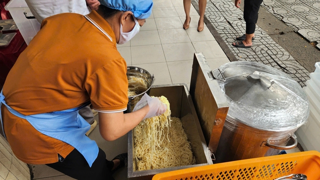 Chỉ đạo mới của TP.HCM liên quan bếp ăn trường học, an toàn thực phẩm - Ảnh 1.