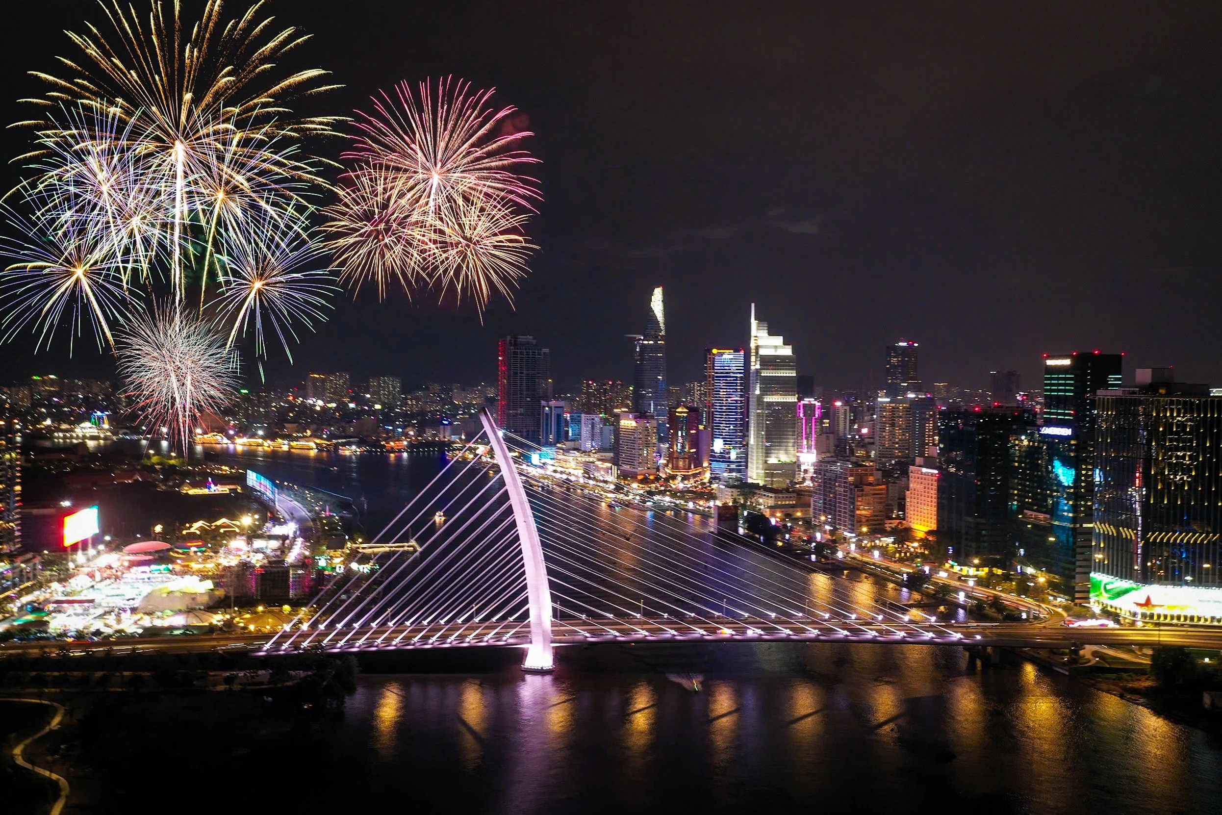 TP.HCM tổ chức bắn pháo hoa nghệ thuật tại 7 điểm dịp 30.4- Ảnh 1.