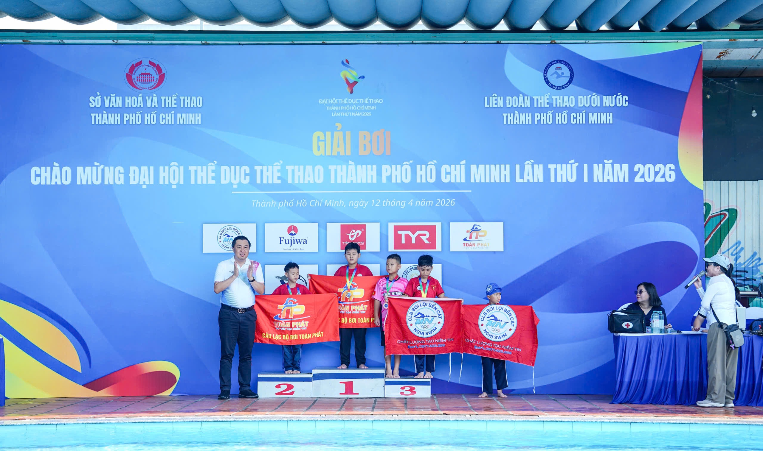 Khai mạc Giải bơi chào mừng Đại hội Thể dục Thể thao TP.HCM - Ảnh 2.