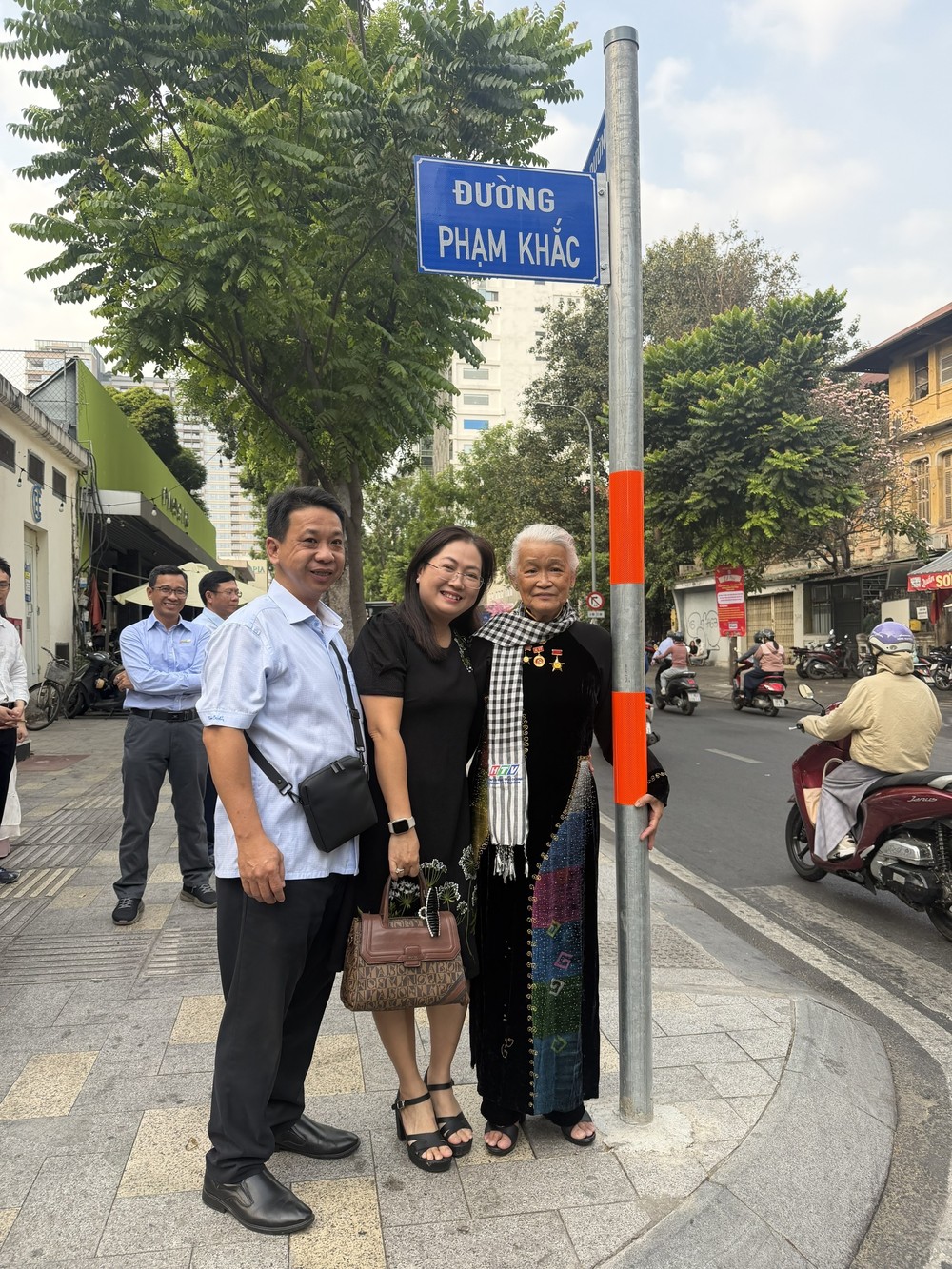 Đại diện gia đình, đồng nghiệp của cố NSND Phạm Khắc tại buổi lễ đặt tên đường Phạm Khắc (phường Sài Gòn, TPHCM) - (ẢNH: NGỌC LAN) M6A.jpg