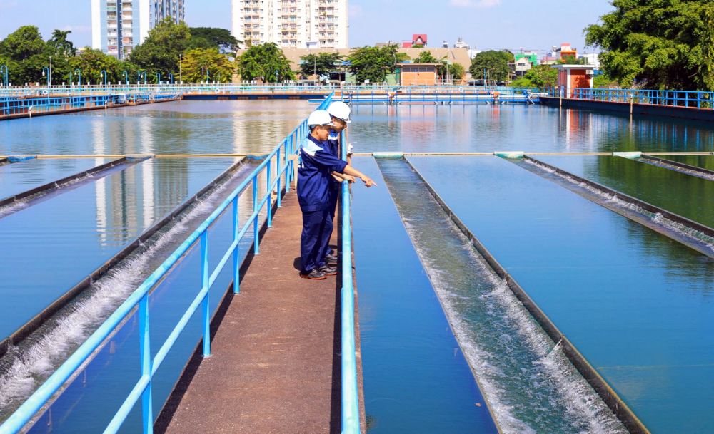 Nhân viên nhà máy nước Thủ Đức kiểm tra quy trình xử lý nước tại nhà máy