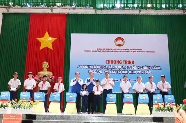 TP.HCM chăm lo 2,25 tỉ đồng cho quân và dân đặc khu Côn Đảo - Ảnh 3.