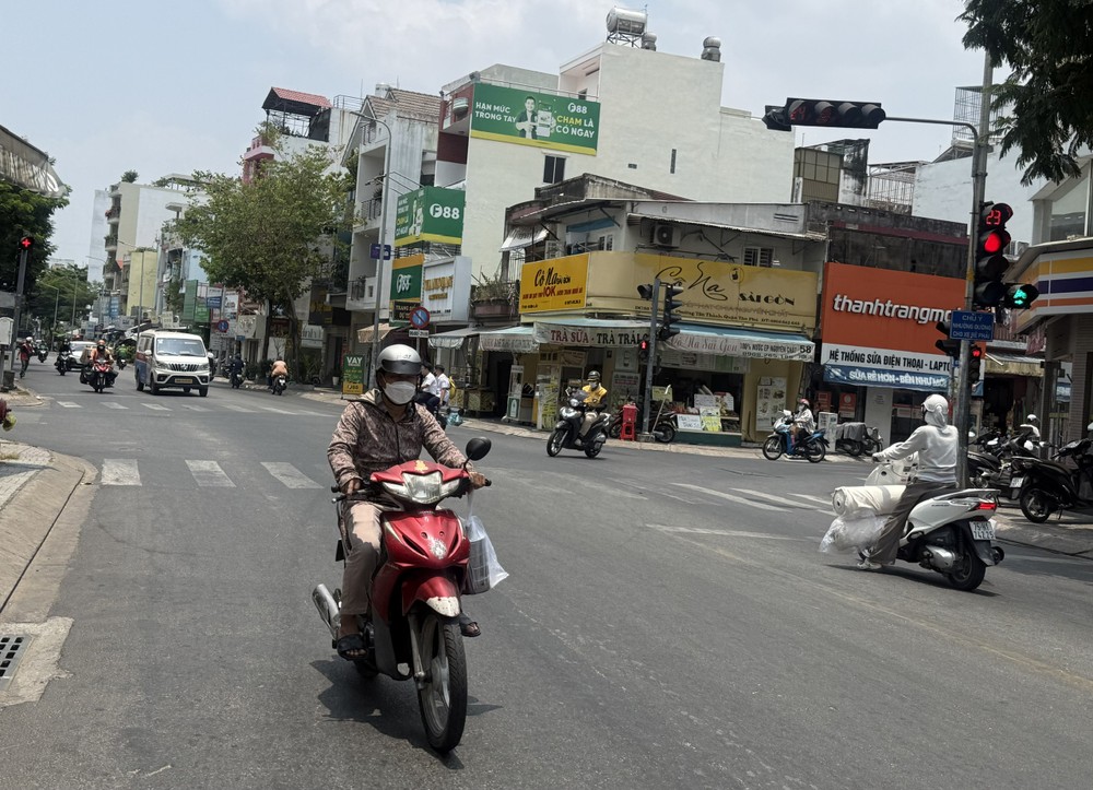 Trong ba đến bốn ngày tới, nắng nóng trên khu vực Nam Bộ có xu hướng giảm dần. Ảnh: NGUYỄN CHÂU nắng nóng 2.jpg