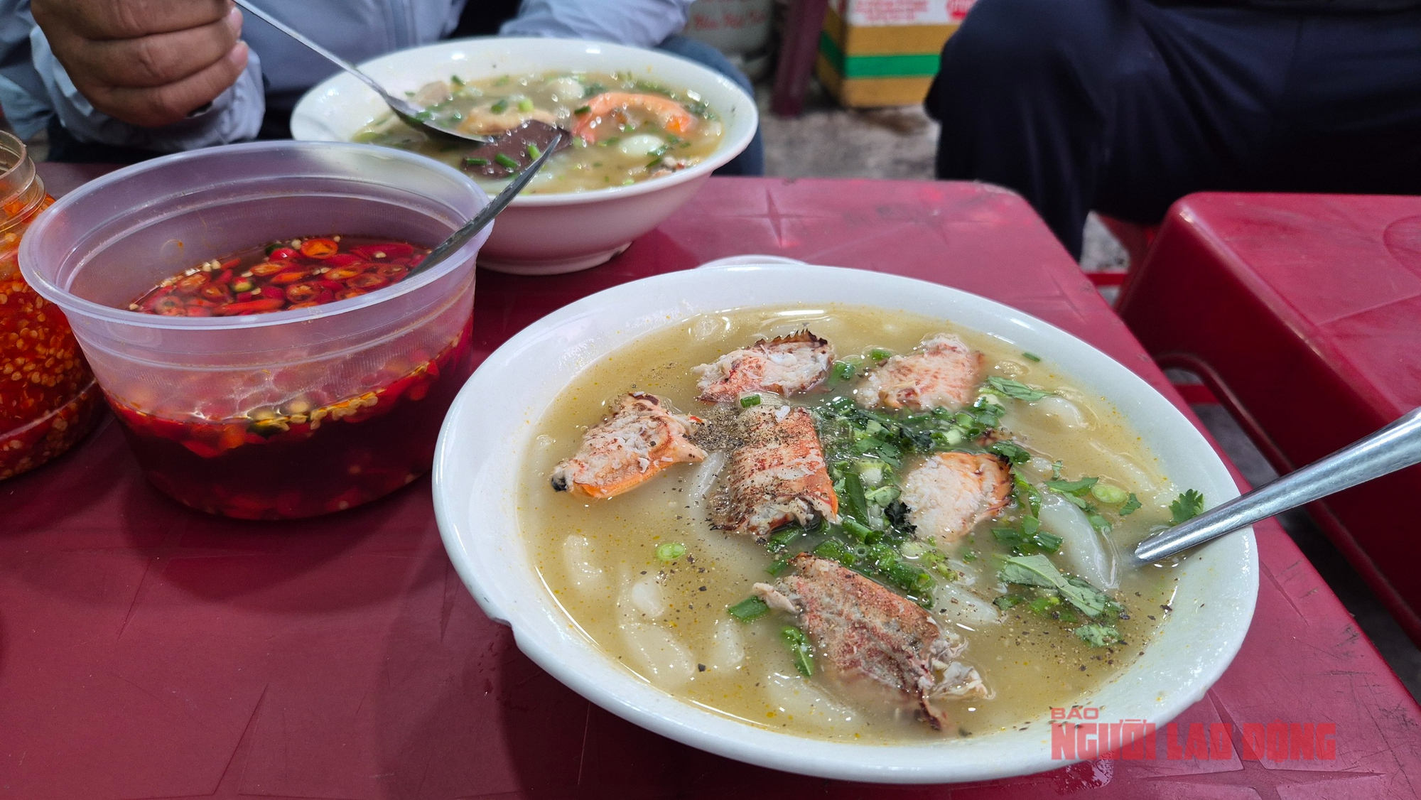 UBND TPHCM yêu cầu kiểm tra an toàn thực phẩm thức ăn đường phố 2026 - Ảnh 1.