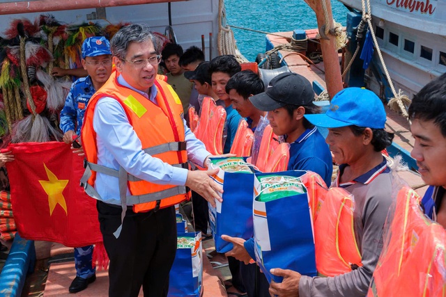 TP.HCM chăm lo 2,25 tỉ đồng cho quân và dân đặc khu Côn Đảo - Ảnh 2.
