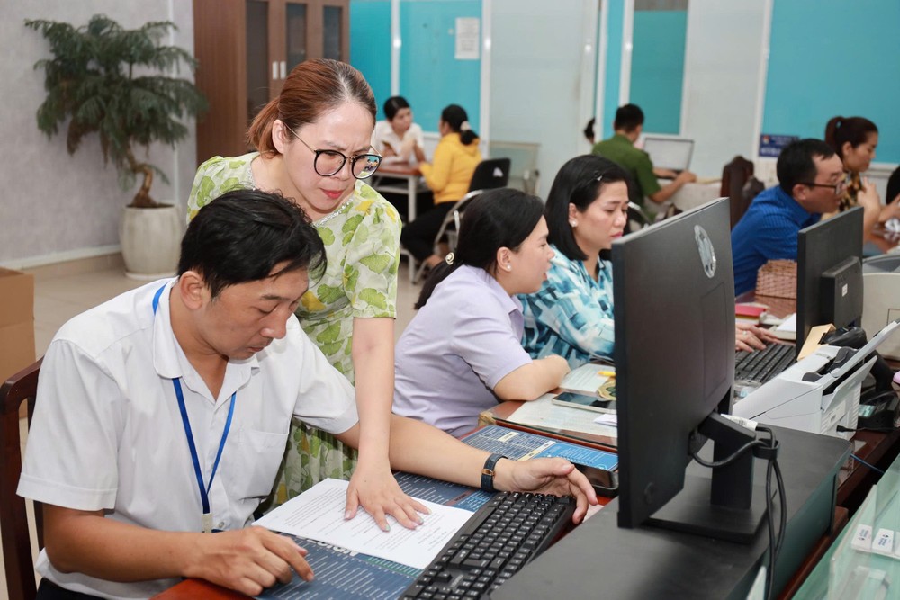 TP.HCM giao Sở Nội vụ khẩn trương rà soát, đánh giá tổng thể cán bộ, công chức cấp xã. Ảnh: NGUYỆT NHI cong-chuc-di-nuoc-ngoai-nnhi.jpg