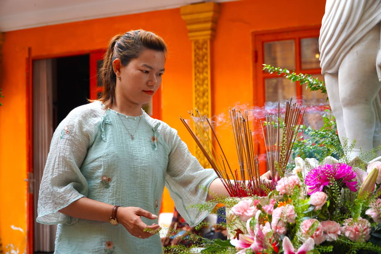 Khung cảnh đầy màu sắc tại Chùa Chantarangsay - nơi tụ họp của đồng bào Khmer đón tết Chôl Chnăm Thmây. 