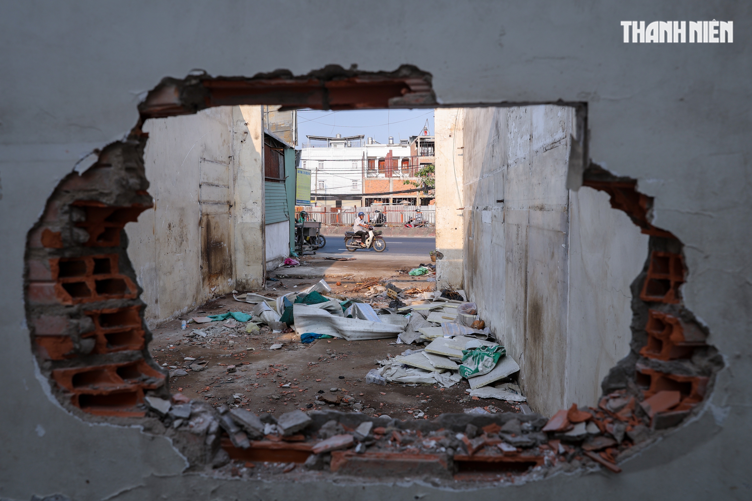 Người dân TP.HCM dỡ nhà, nhường đất mở rộng quốc lộ 13 sau nhiều lần chậm trễ - Ảnh 9.