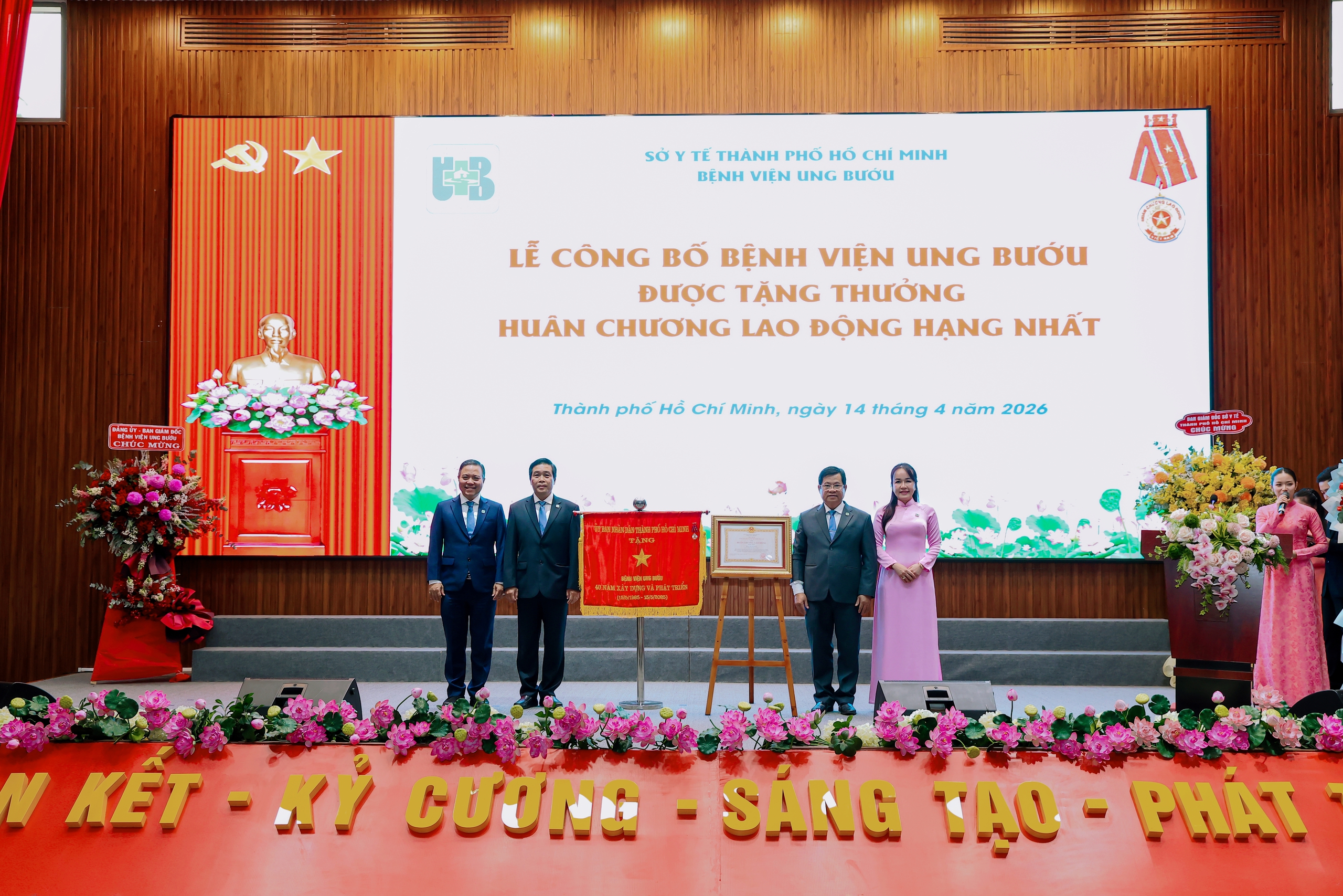 Bệnh viện Ung Bướu TP.HCM đón nhận Huân chương Lao động hạng Nhất - Ảnh 1.