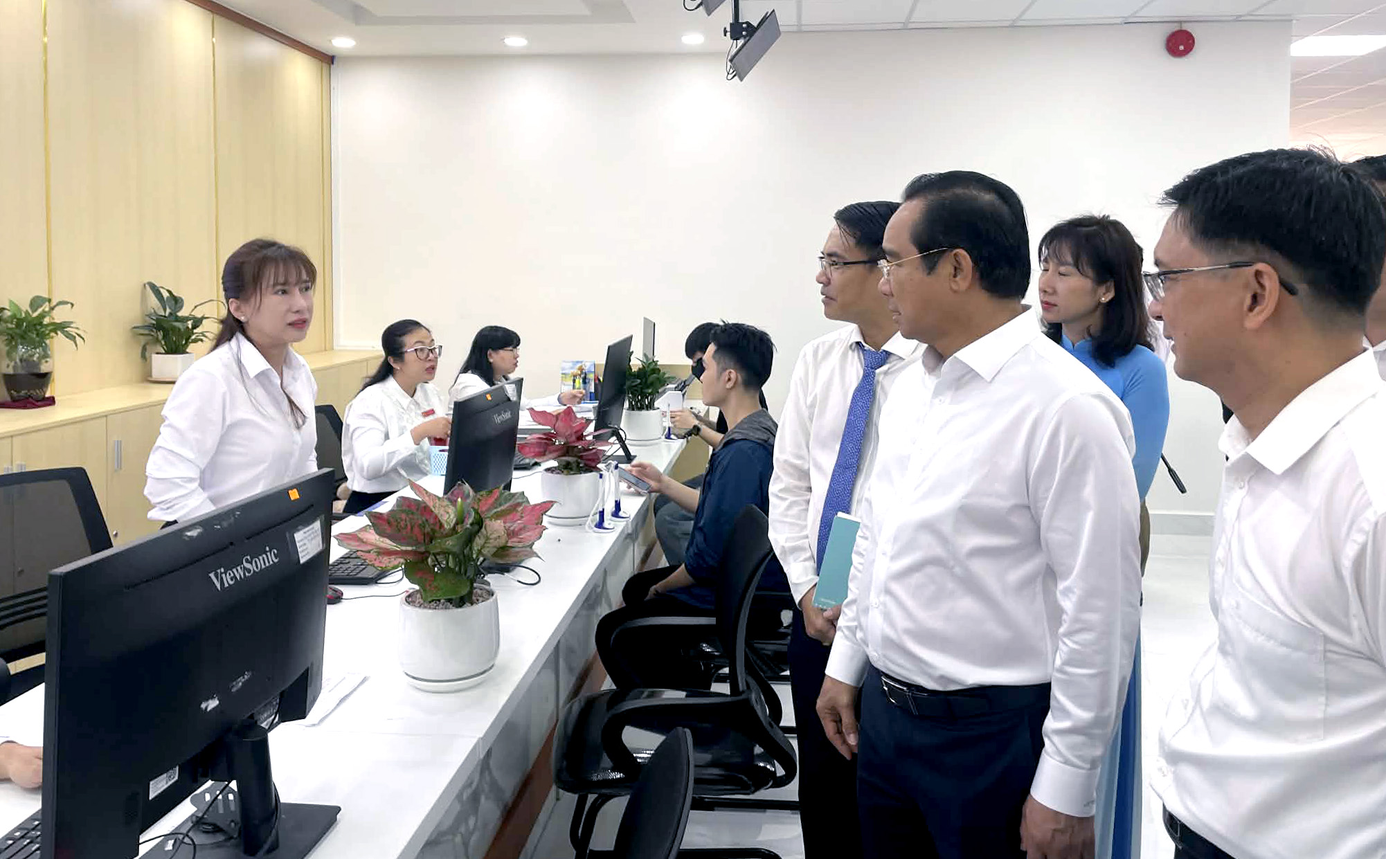 112 chủ tịch UBND cấp xã ở TP.HCM ngừng chứng thực giao dịch từ ngày 27-4 - Ảnh 1.