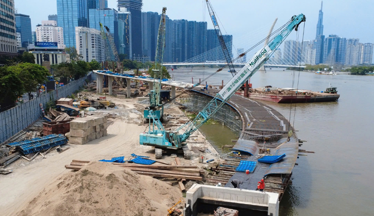 Cầu đi bộ qua sông Sài Gòn dần thành hình sau hơn 1 năm thi công