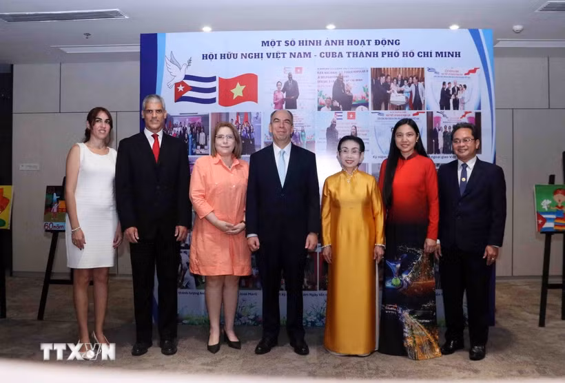 Ông Rogelio Polanco Fuentes (giữa), Đại sứ Cộng hòa Cuba tại Việt Nam, ông Mauricio Alejandro Martinez Duque (thứ 2 từ trái sang), tân Tổng lãnh sự Cộng hòa Cuba tại Thành phố Hồ Chí Minh dự buổi họp mặt. (Ảnh: Xuân Khu/TTXVN)