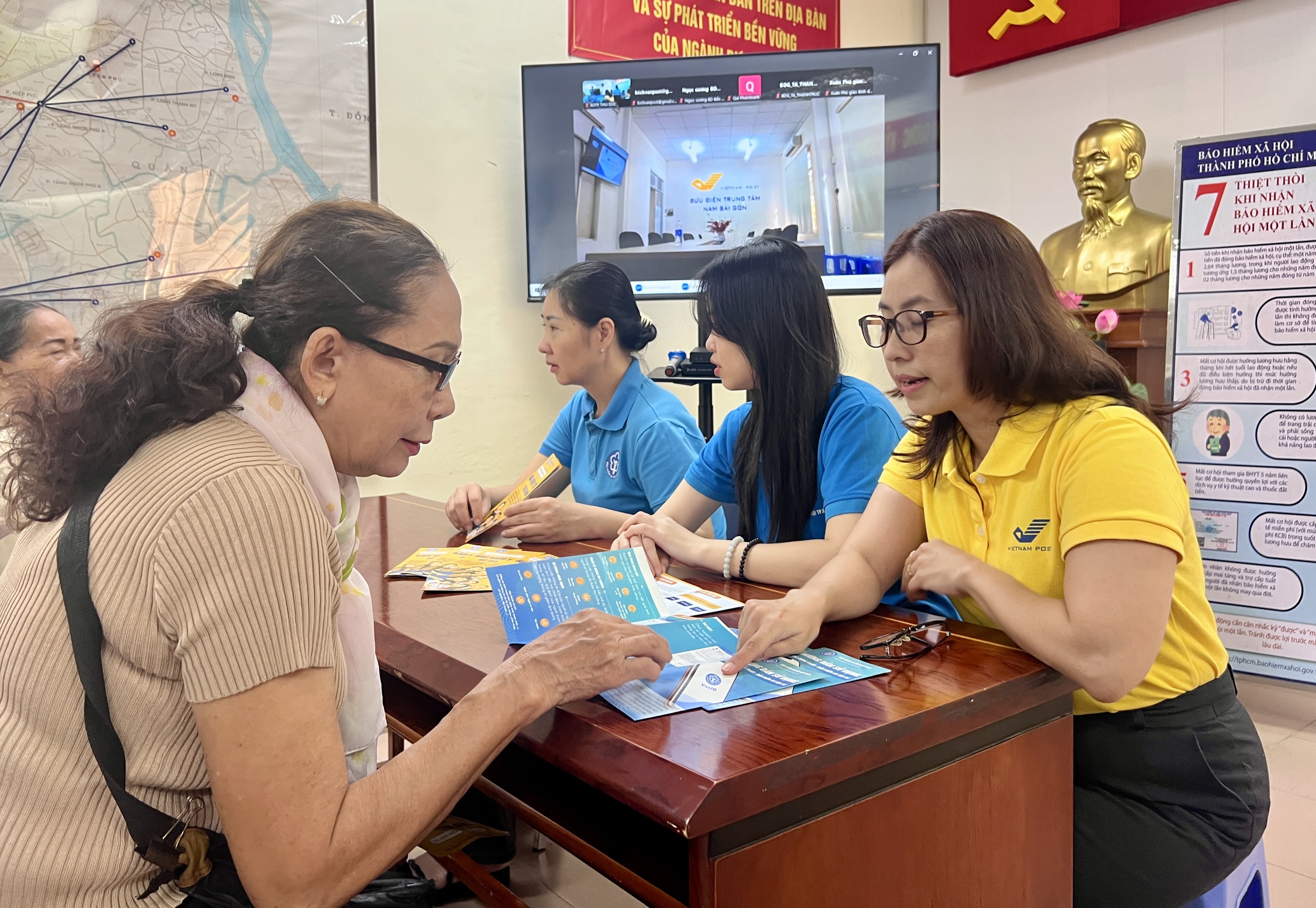 Lịch trả lương hưu, trợ cấp BHXH tháng 5 ở TP.HCM dời ngày vì trùng lễ 30.4- Ảnh 1.