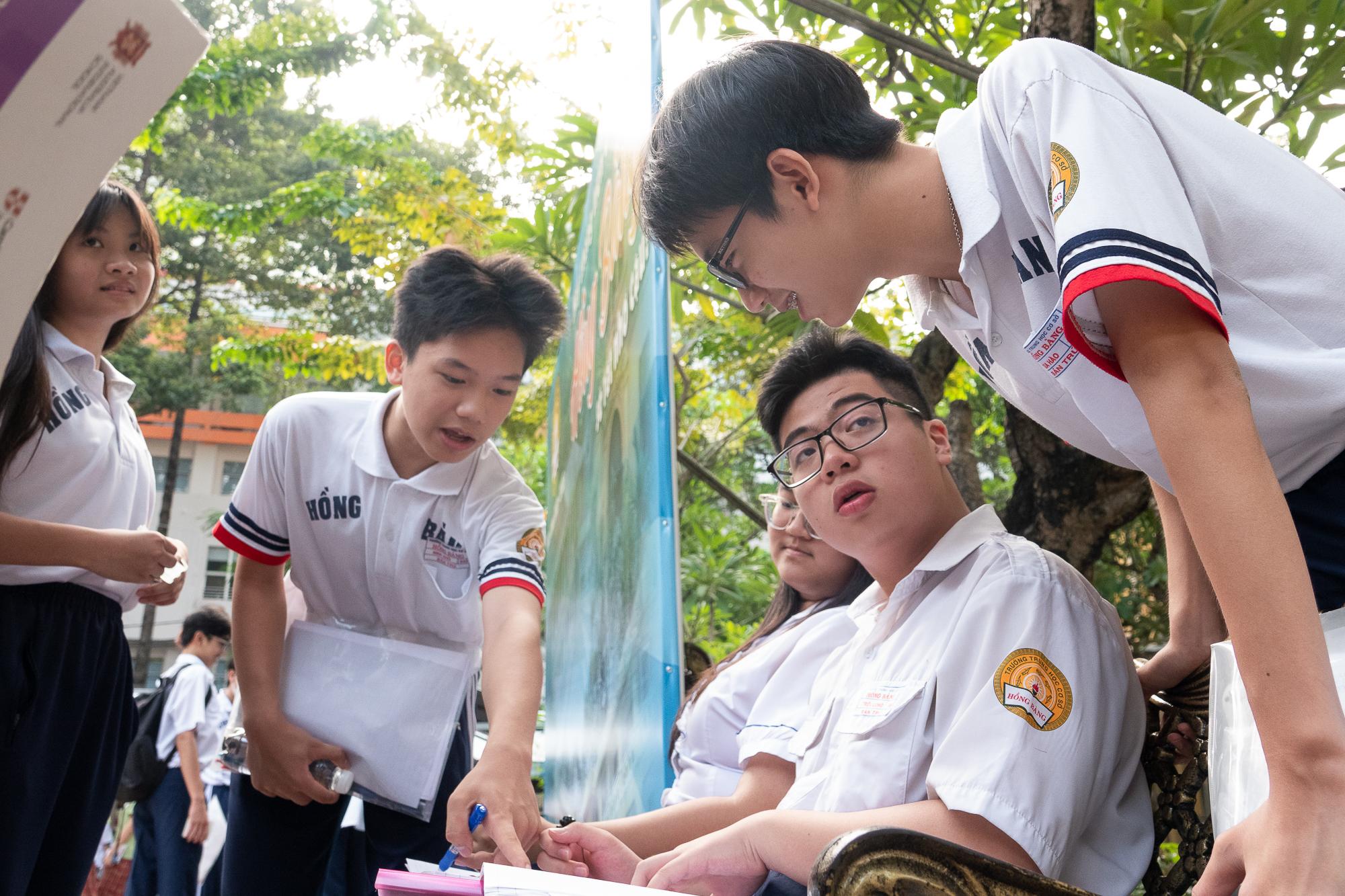 Biến động điểm chuẩn lớp 10 của TP.HCM trong 2 năm qua - Ảnh 2.