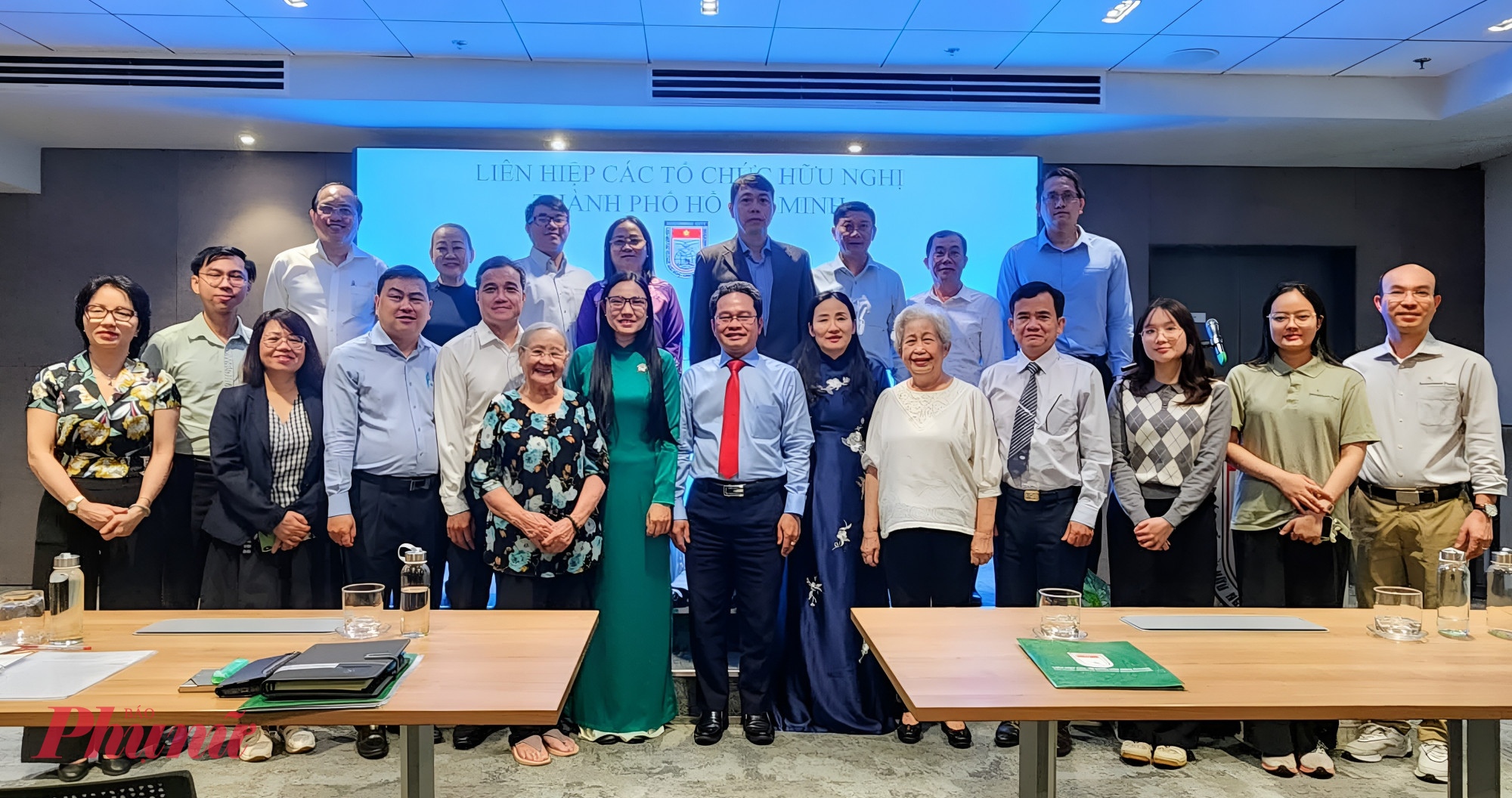 Các đại biểu cùng chụp ảnh lưu niệm