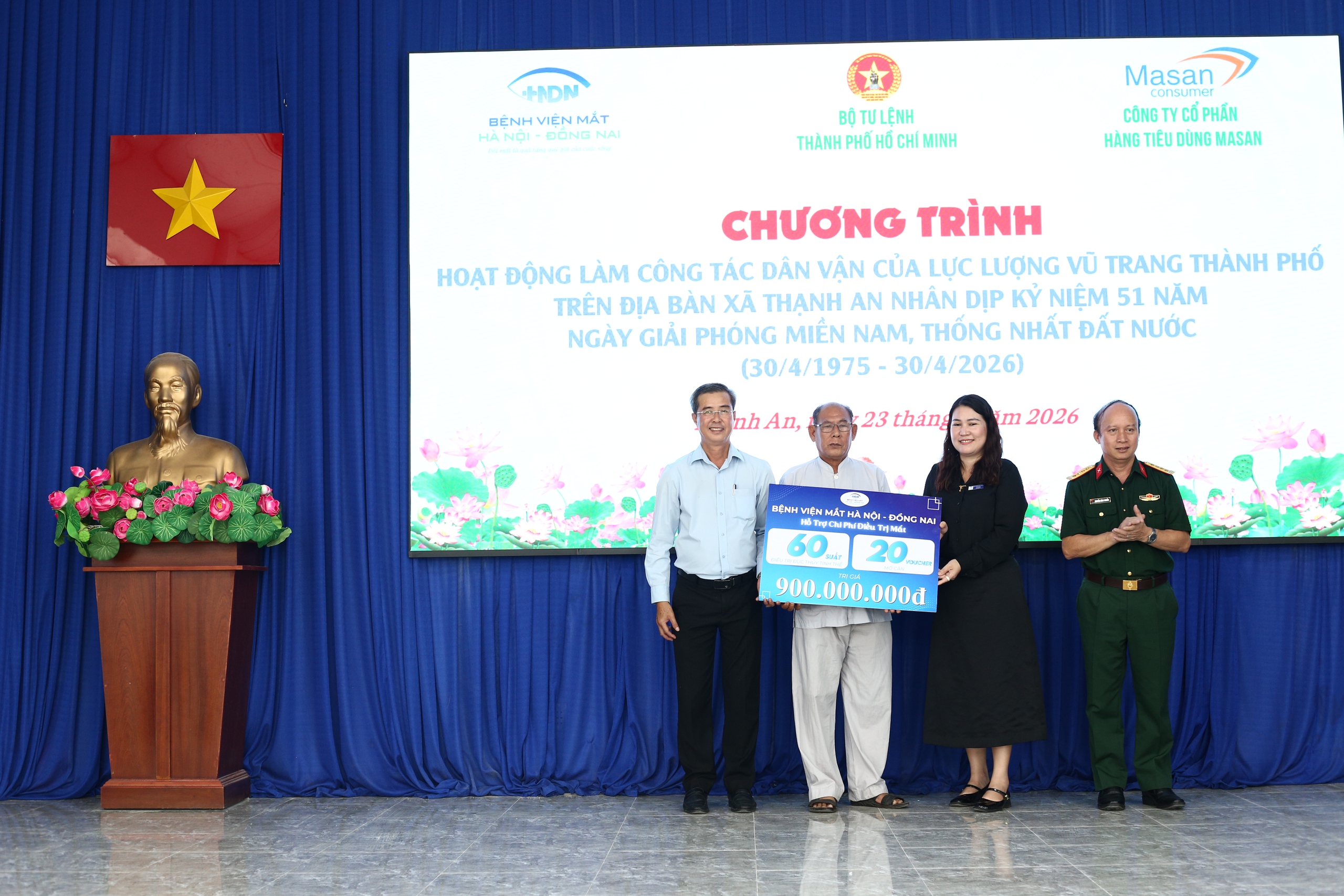 Bộ Tư lệnh TP.HCM tặng học bổng cho trẻ em nghèo xã đảo Thạnh An - Ảnh 1.