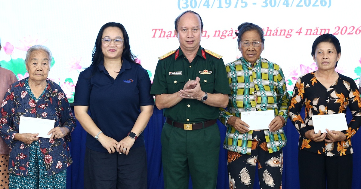 Bộ Tư lệnh TP.HCM tặng học bổng cho trẻ em nghèo xã đảo Thạnh An