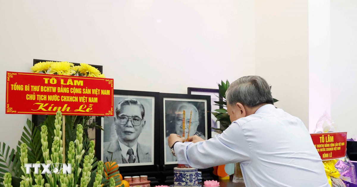 Tổng Bí thư, Chủ tịch nước dâng hương tưởng nhớ các đồng chí lãnh đạo tiền bối