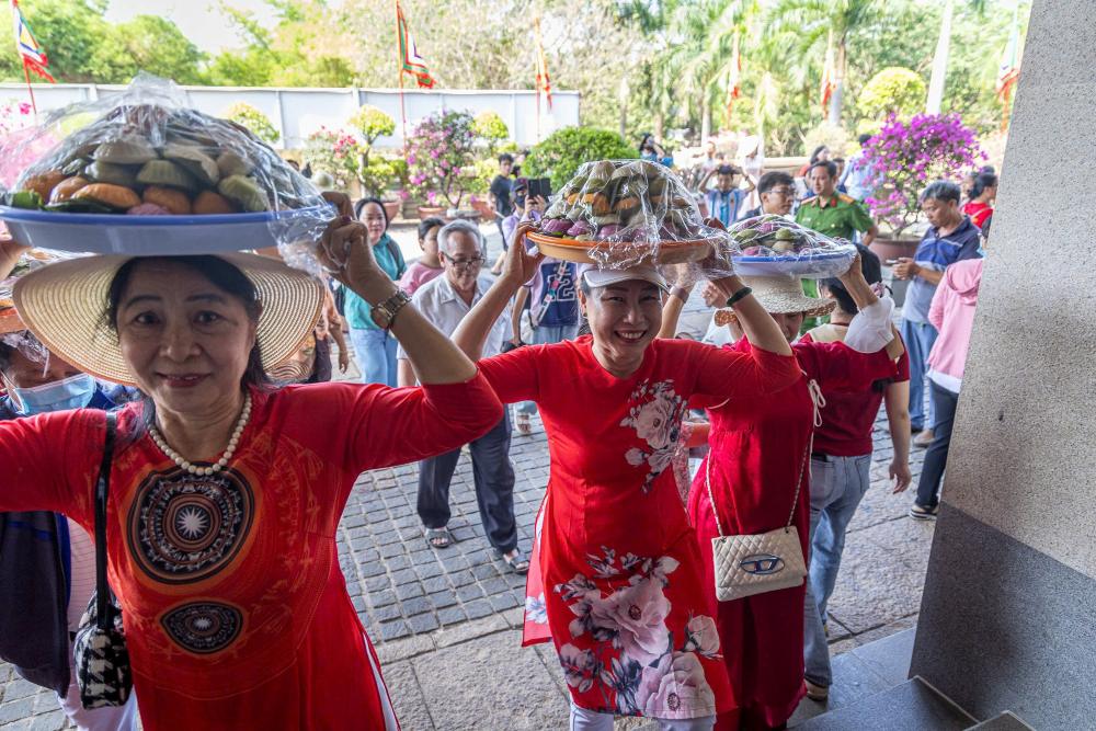 Người dân mang lễ vật chờ dâng cúng Vua Hùng. Ảnh: Thái Bảo