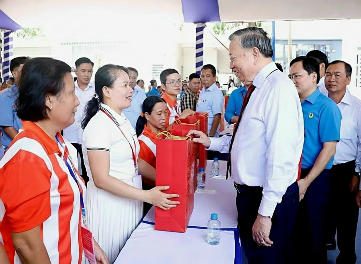 Tổng Bí thư, Chủ tịch nước Tô Lâm thăm, động viên công nhân, người lao động tại TP.HCM - Ảnh 2.