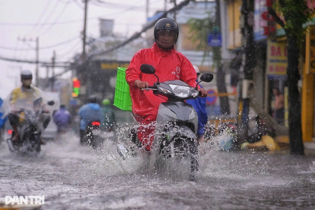 Cảnh báo dông lốc lúc chiều tối ở TPHCM và Nam Bộ