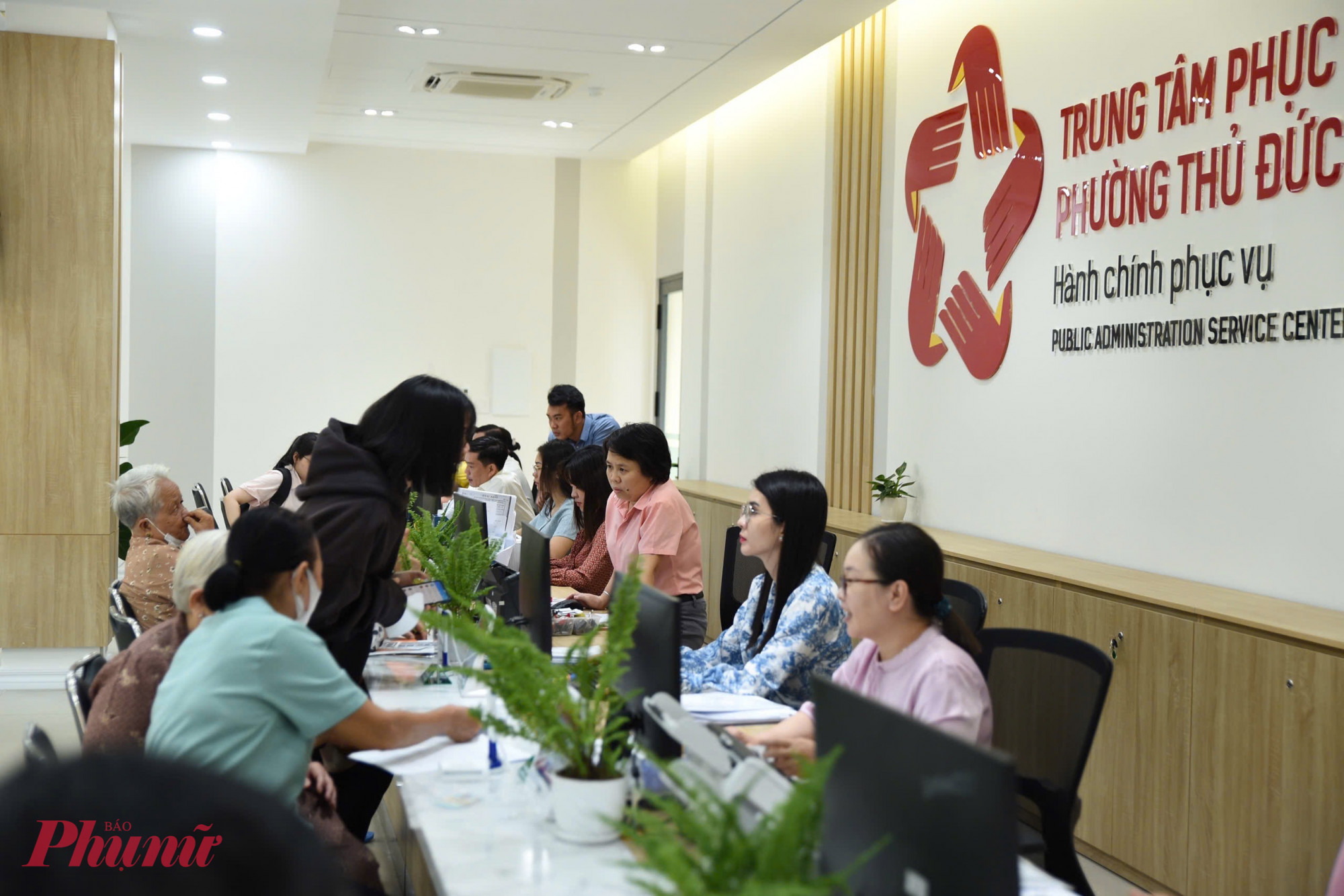 Cán bộ cơ sở TPHCM giải quyết thủ tục hành chính cho người dân, hướng đến nâng cao chất lượng phục vụ tại địa phương.