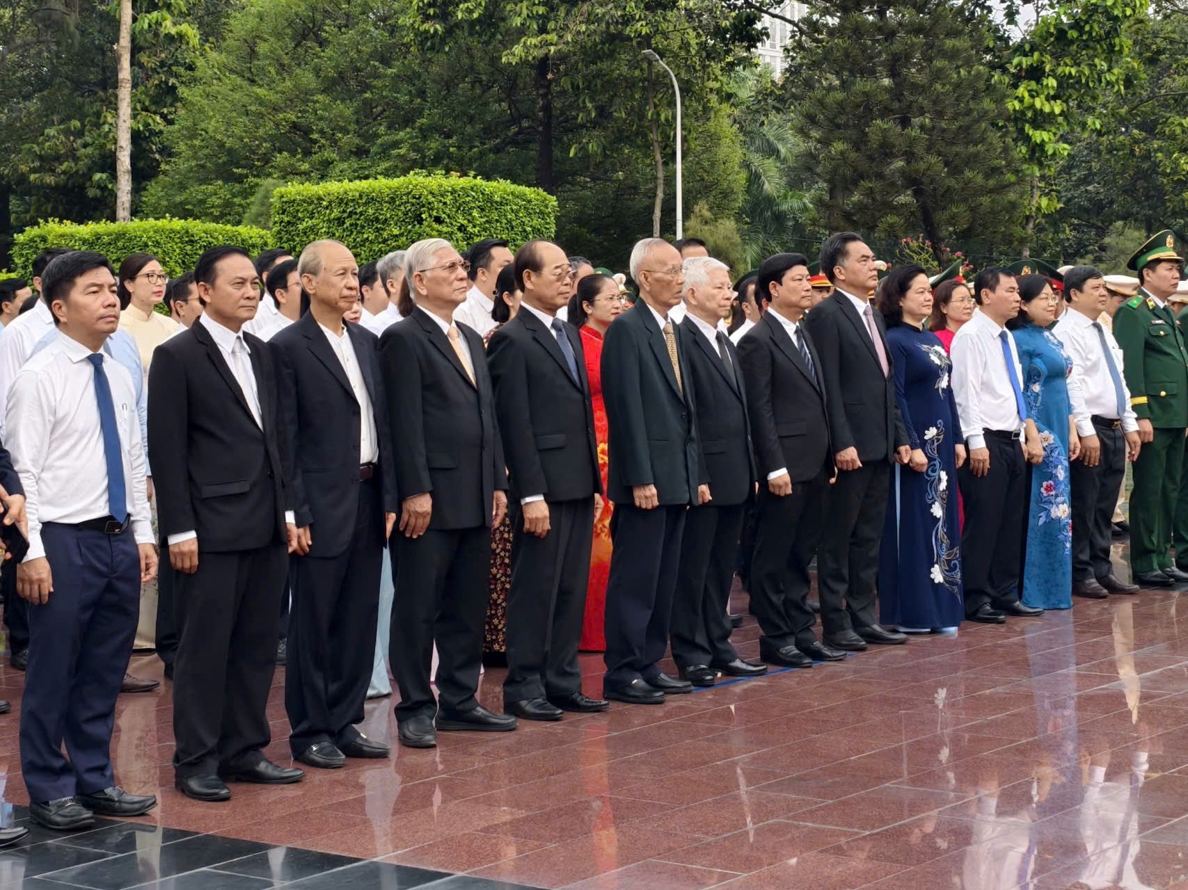 Lãnh đạo TP.HCM dâng hương tưởng nhớ Chủ tịch Hồ Chí Minh, các Anh hùng liệt sĩ - Ảnh 12.