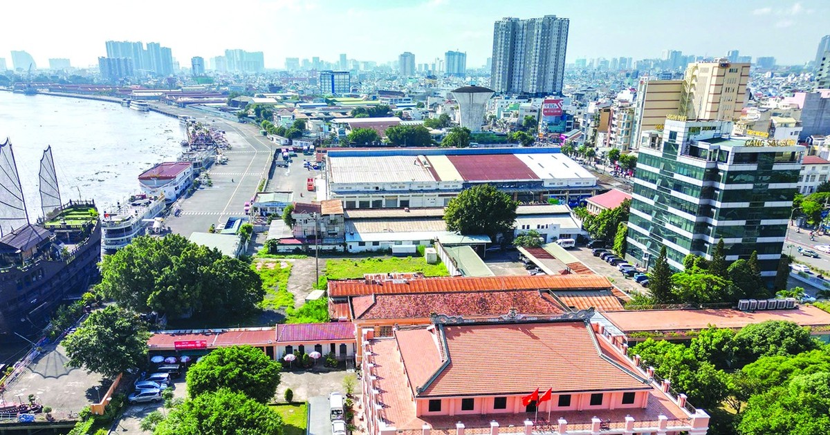 Lãnh đạo TP.HCM dâng hương tưởng nhớ Chủ tịch Hồ Chí Minh, các Anh hùng liệt sĩ