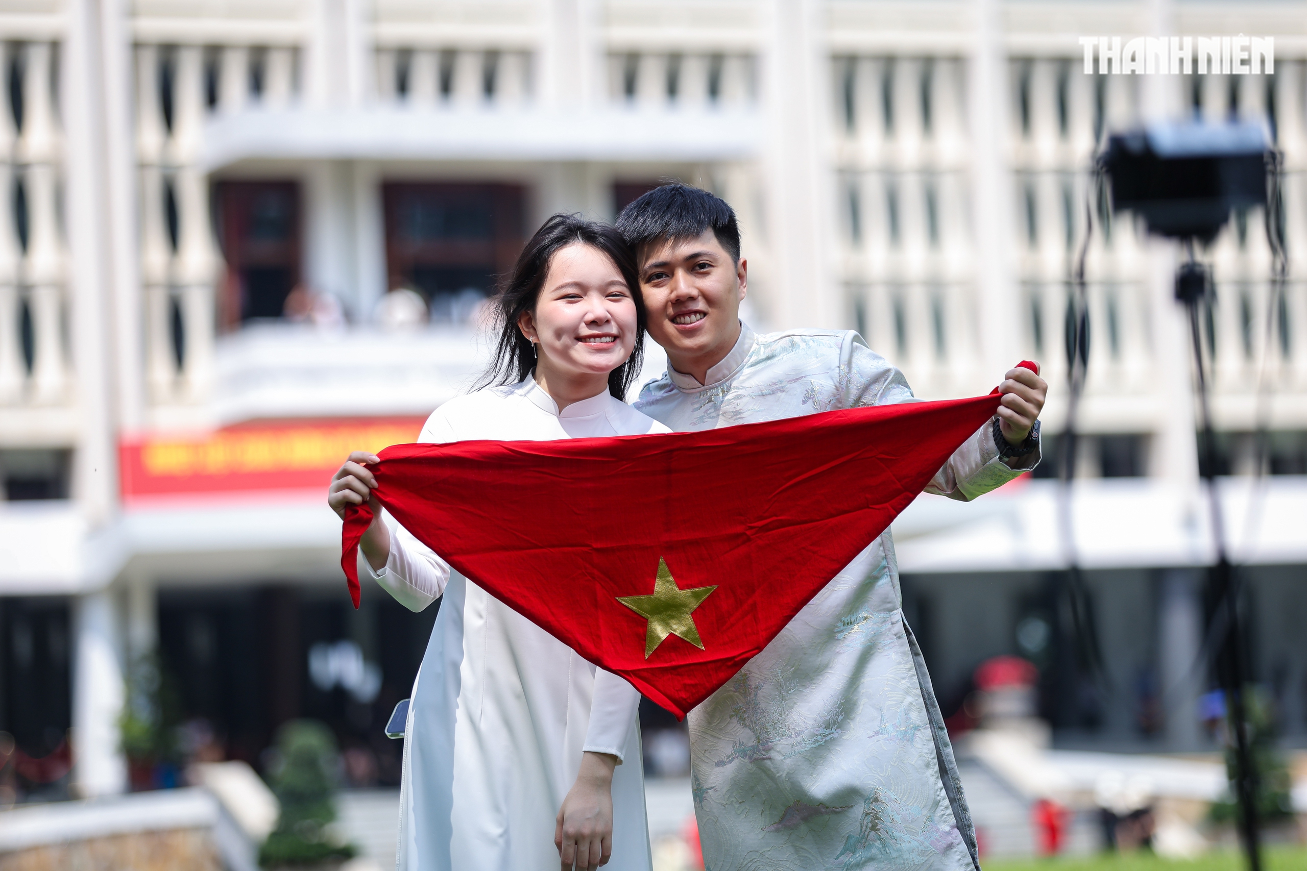 Biển người tại TP.HCM xếp hàng chờ tham quan Dinh Độc Lập vào sáng 30.4 - Ảnh 10.