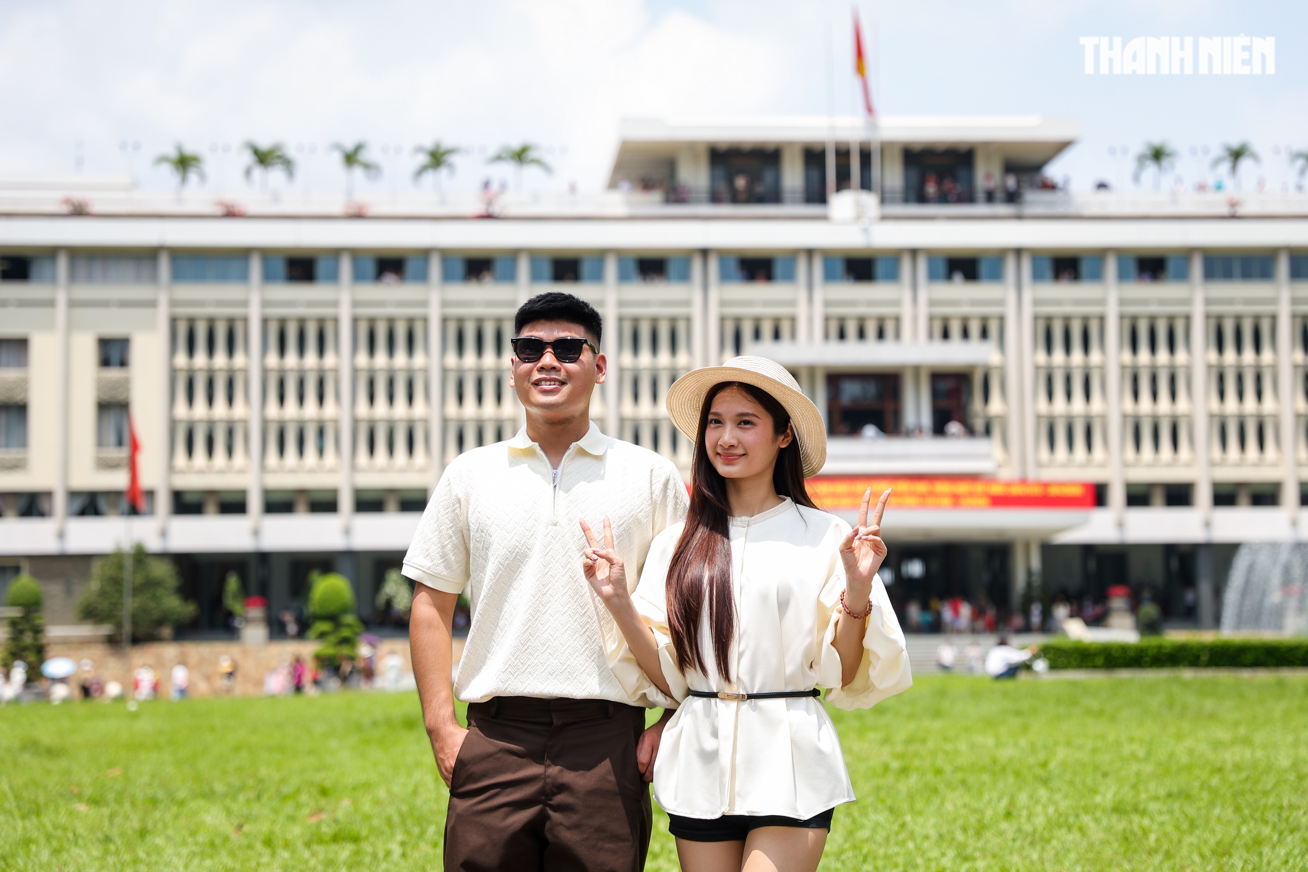 Biển người tại TP.HCM xếp hàng chờ tham quan Dinh Độc Lập vào sáng 30.4 - Ảnh 8.