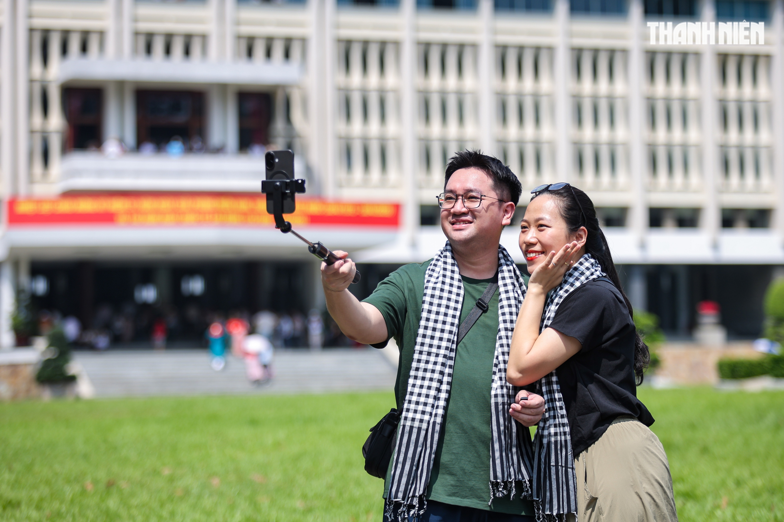 Biển người tại TP.HCM xếp hàng chờ tham quan Dinh Độc Lập vào sáng 30.4 - Ảnh 9.