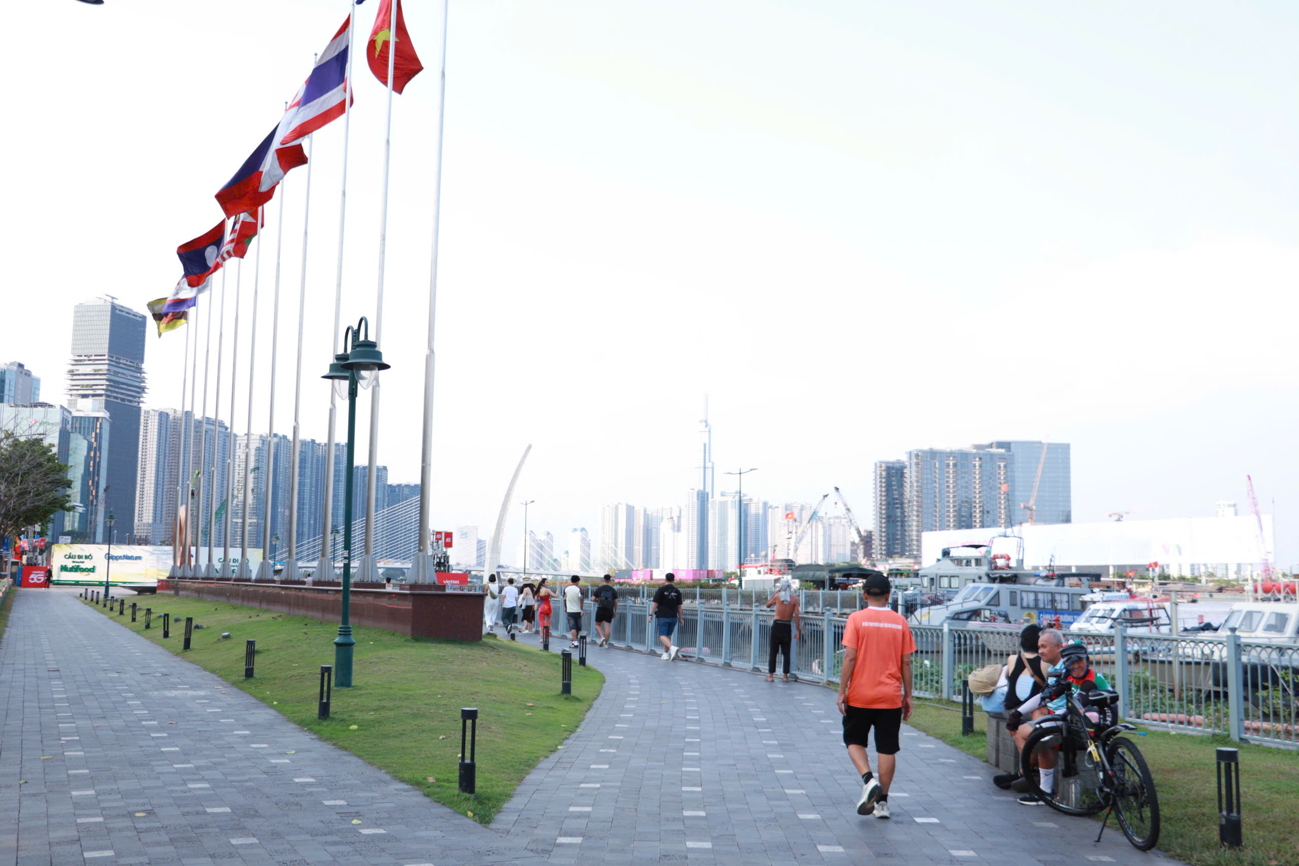 Bắn pháo hoa dịp lễ 30.4: Ở TP.HCM đến đâu để ngắm pháo hoa đẹp nhất? - Ảnh 1.