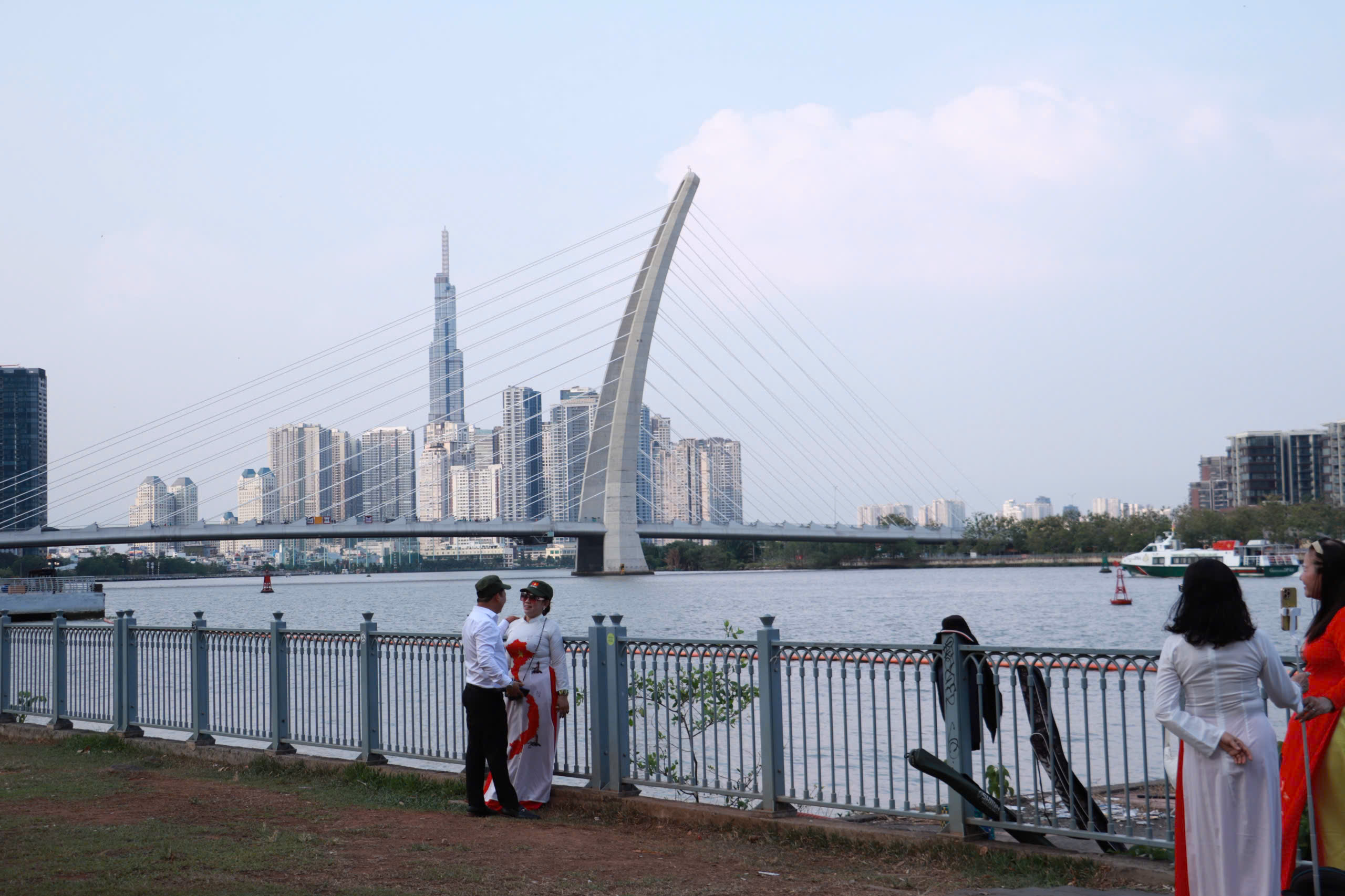 Bắn pháo hoa dịp lễ 30.4: Ở TP.HCM đến đâu để ngắm pháo hoa đẹp nhất? - Ảnh 2.