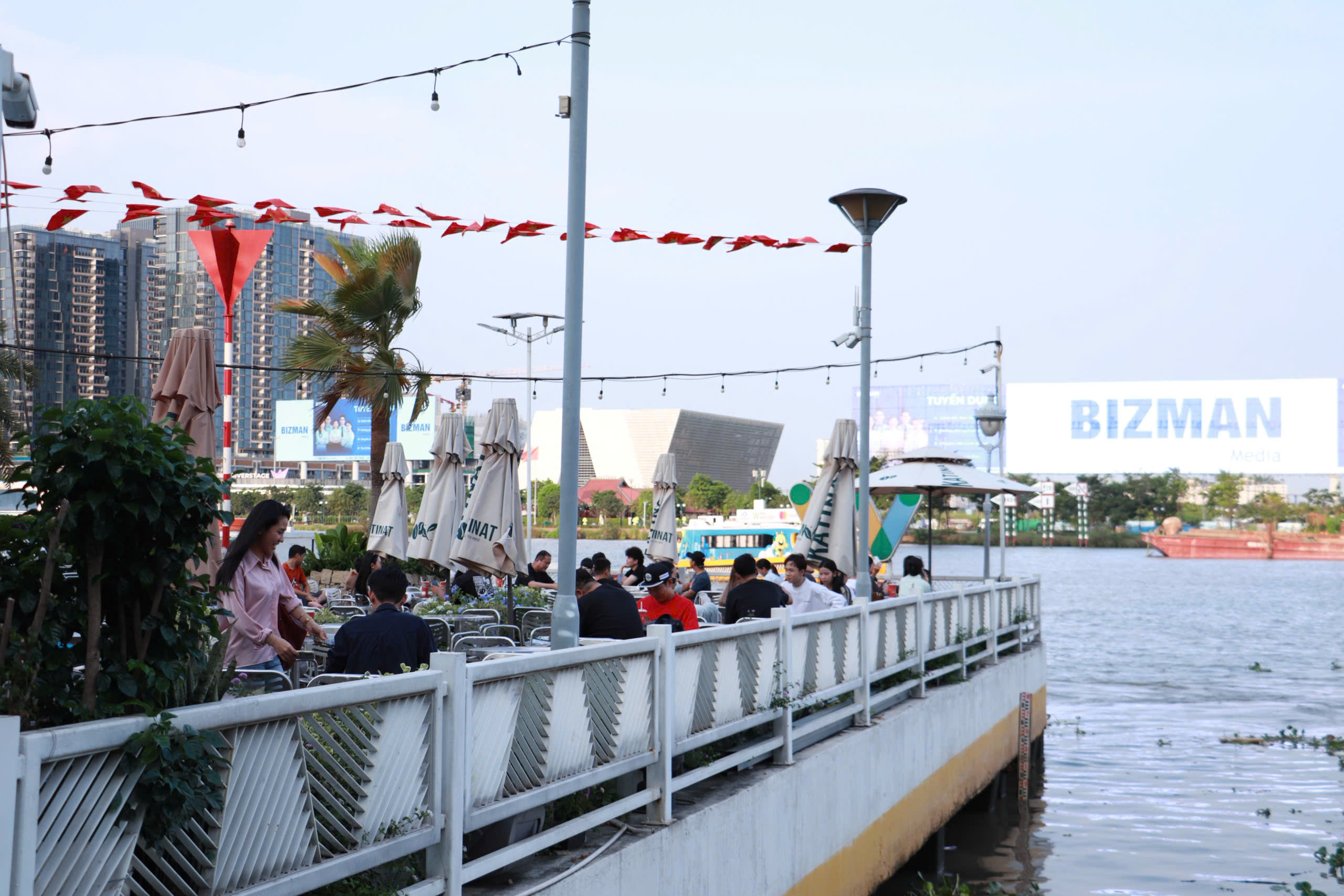 Bắn pháo hoa dịp lễ 30.4: Ở TP.HCM đến đâu để ngắm pháo hoa đẹp nhất? - Ảnh 3.