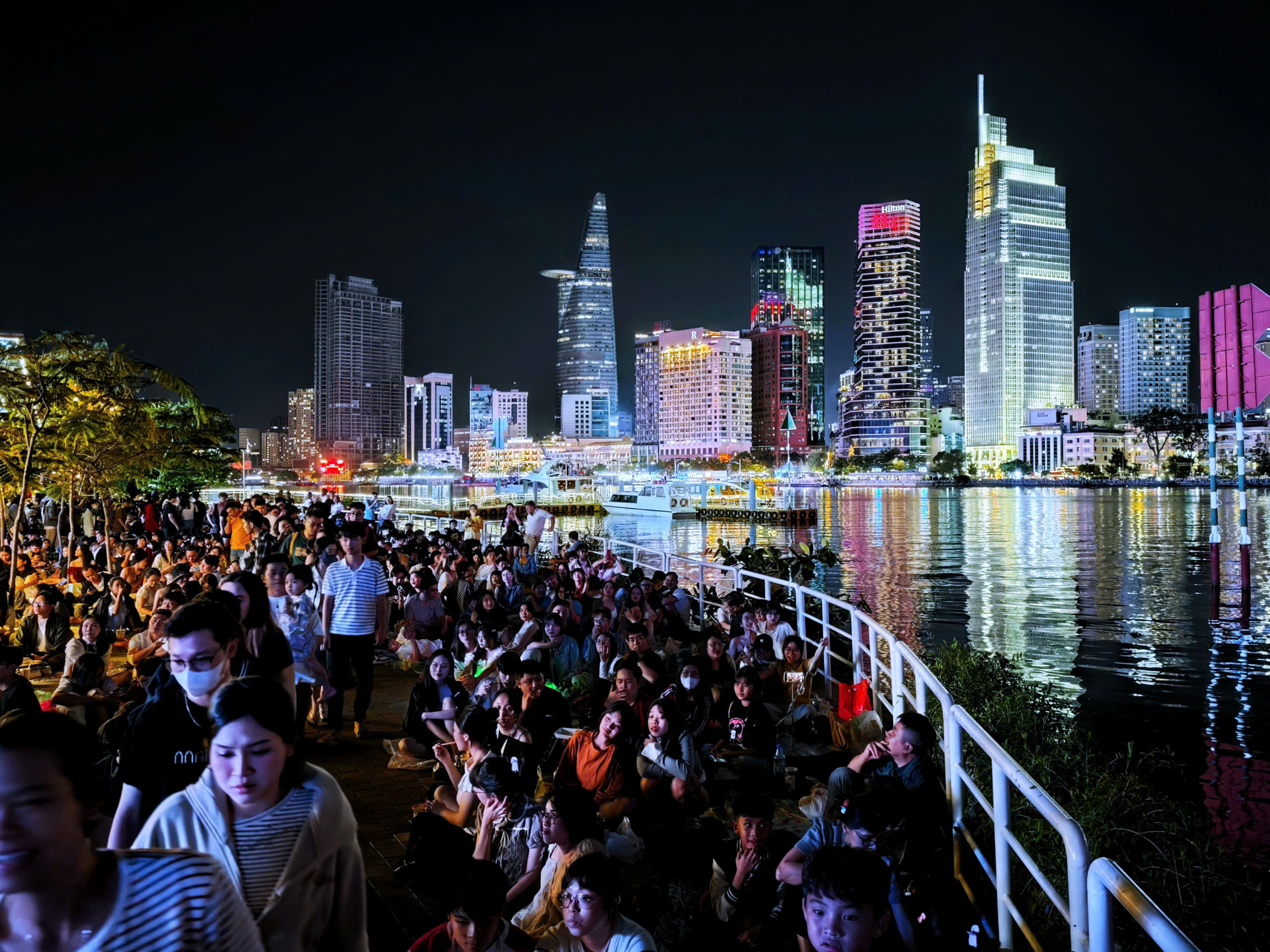 Bắn pháo hoa dịp lễ 30.4: Ở TP.HCM đến đâu để ngắm pháo hoa đẹp nhất? - Ảnh 4.