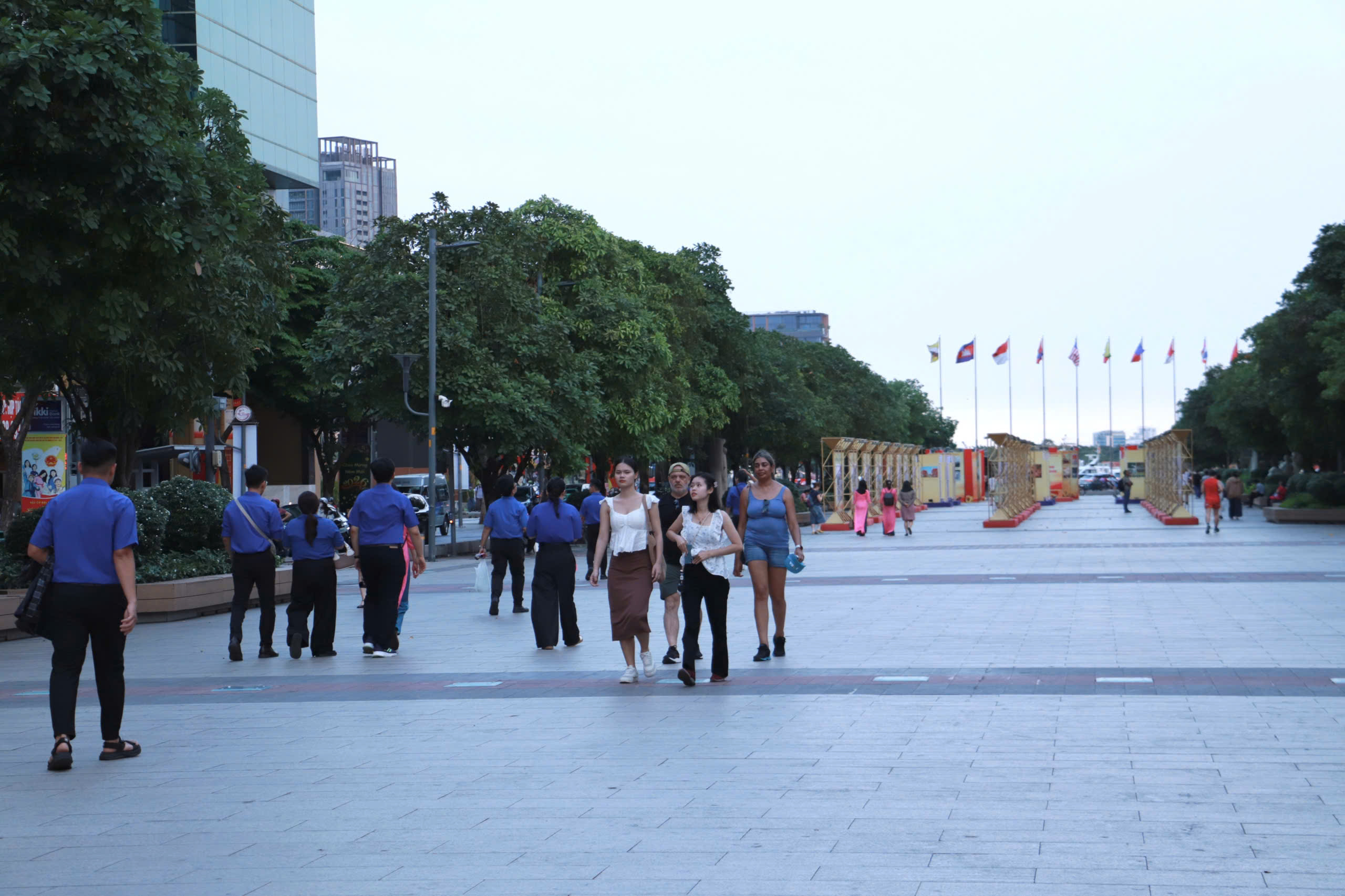 Bắn pháo hoa dịp lễ 30.4: Ở TP.HCM đến đâu để ngắm pháo hoa đẹp nhất? - Ảnh 5.