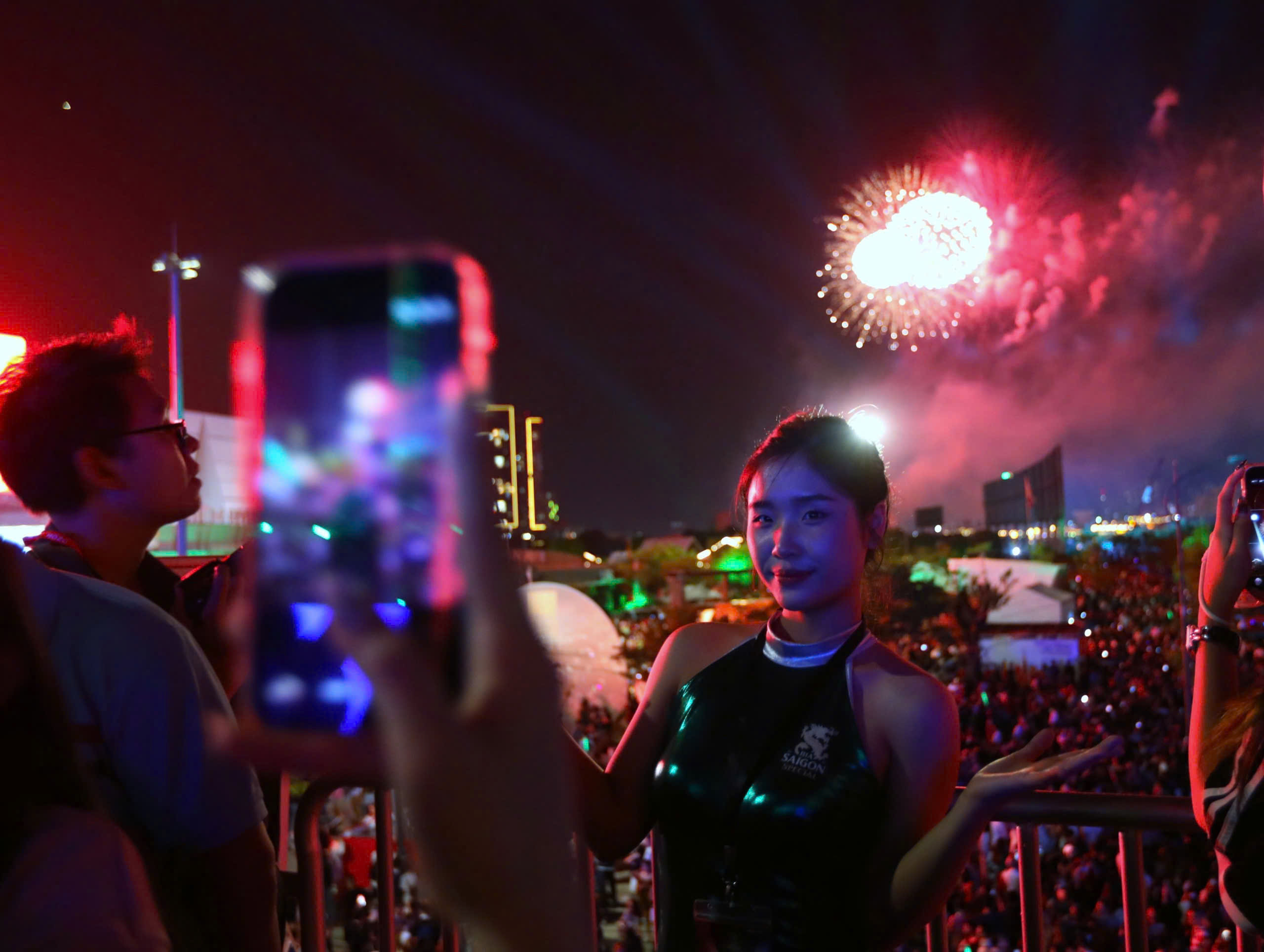 Bắn pháo hoa dịp lễ 30.4: Ở TP.HCM đến đâu để ngắm pháo hoa đẹp nhất? - Ảnh 6.