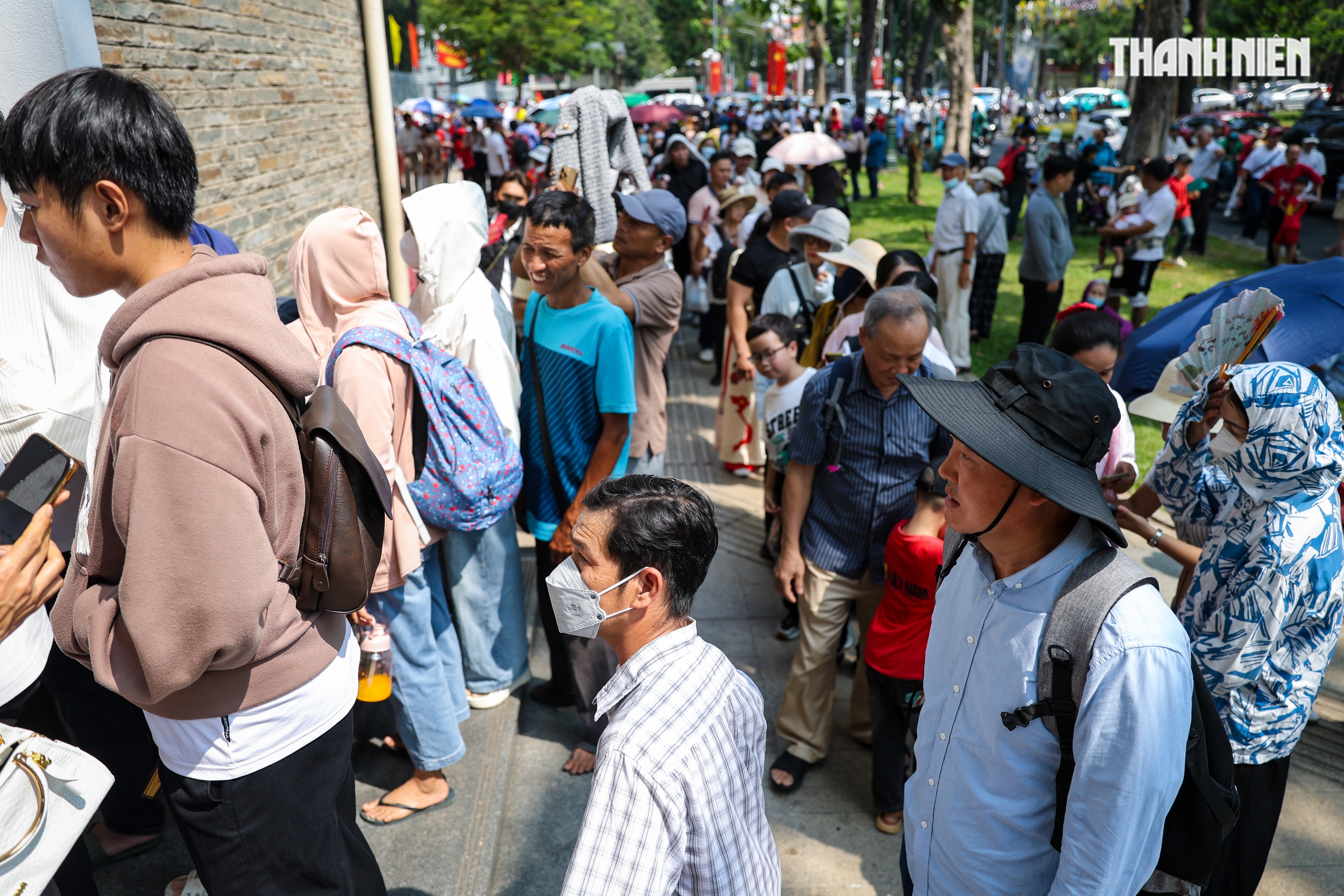 Biển người tại TP.HCM xếp hàng chờ tham quan Dinh Độc Lập vào sáng 30.4 - Ảnh 2.