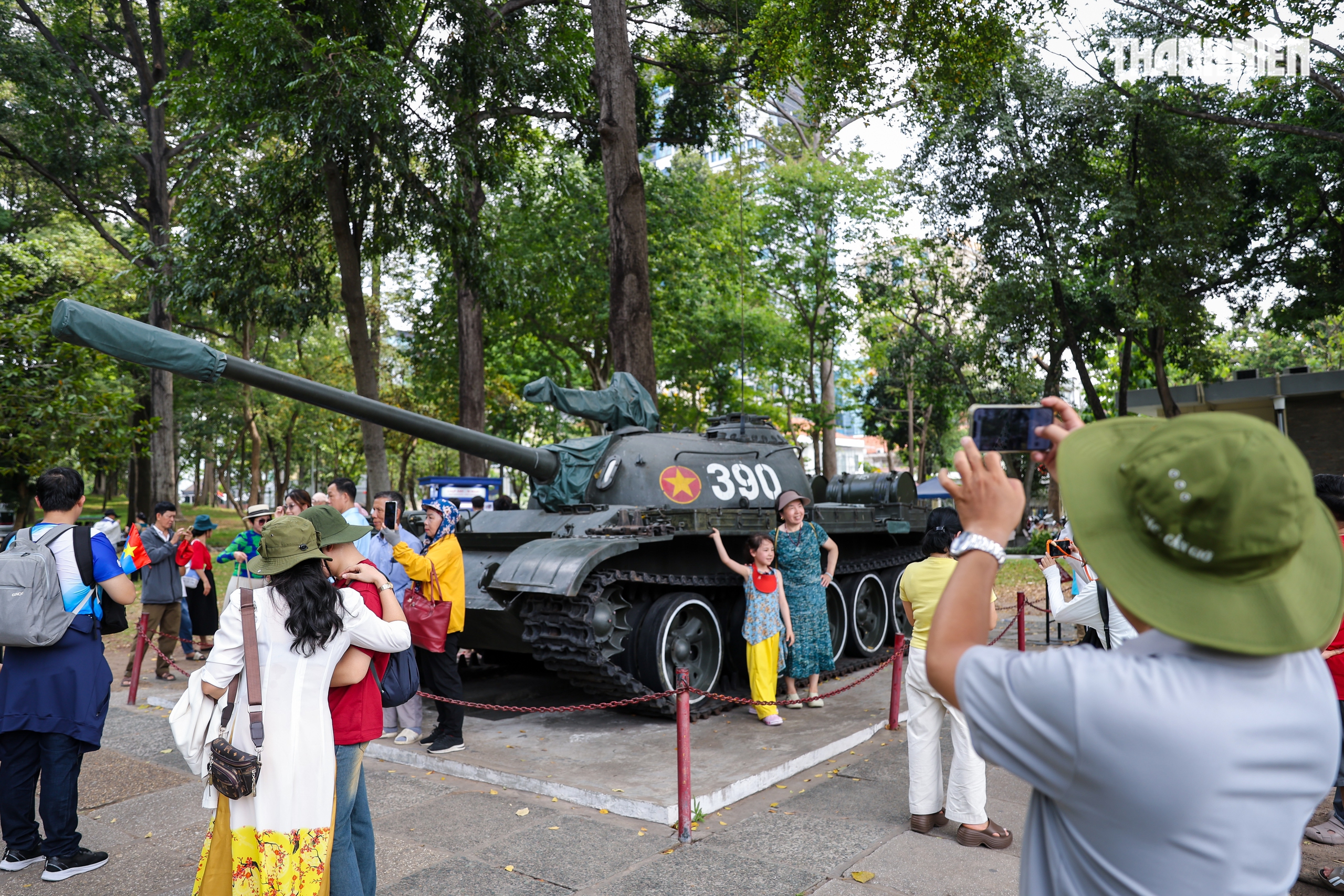 Biển người tại TP.HCM xếp hàng chờ tham quan Dinh Độc Lập vào sáng 30.4 - Ảnh 11.