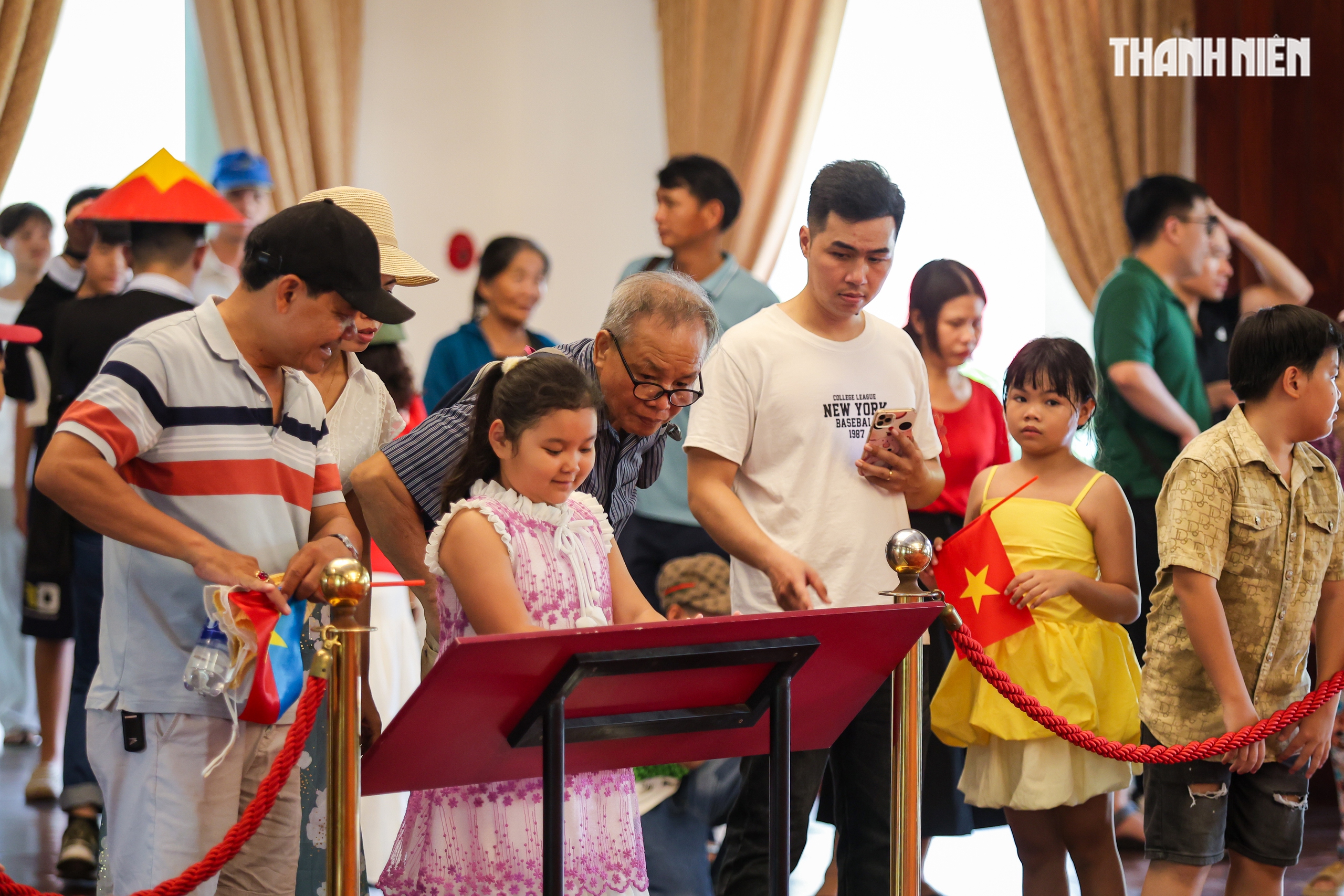 Biển người tại TP.HCM xếp hàng chờ tham quan Dinh Độc Lập vào sáng 30.4 - Ảnh 12.