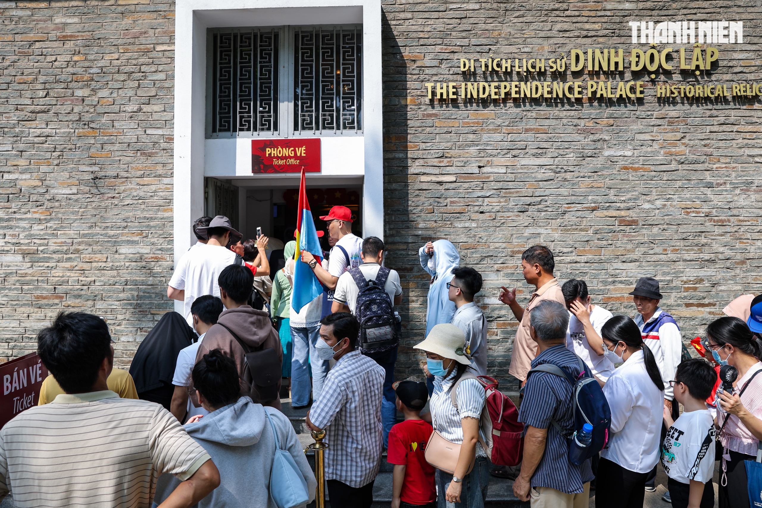 Biển người tại TP.HCM xếp hàng chờ tham quan Dinh Độc Lập vào sáng 30.4 - Ảnh 3.