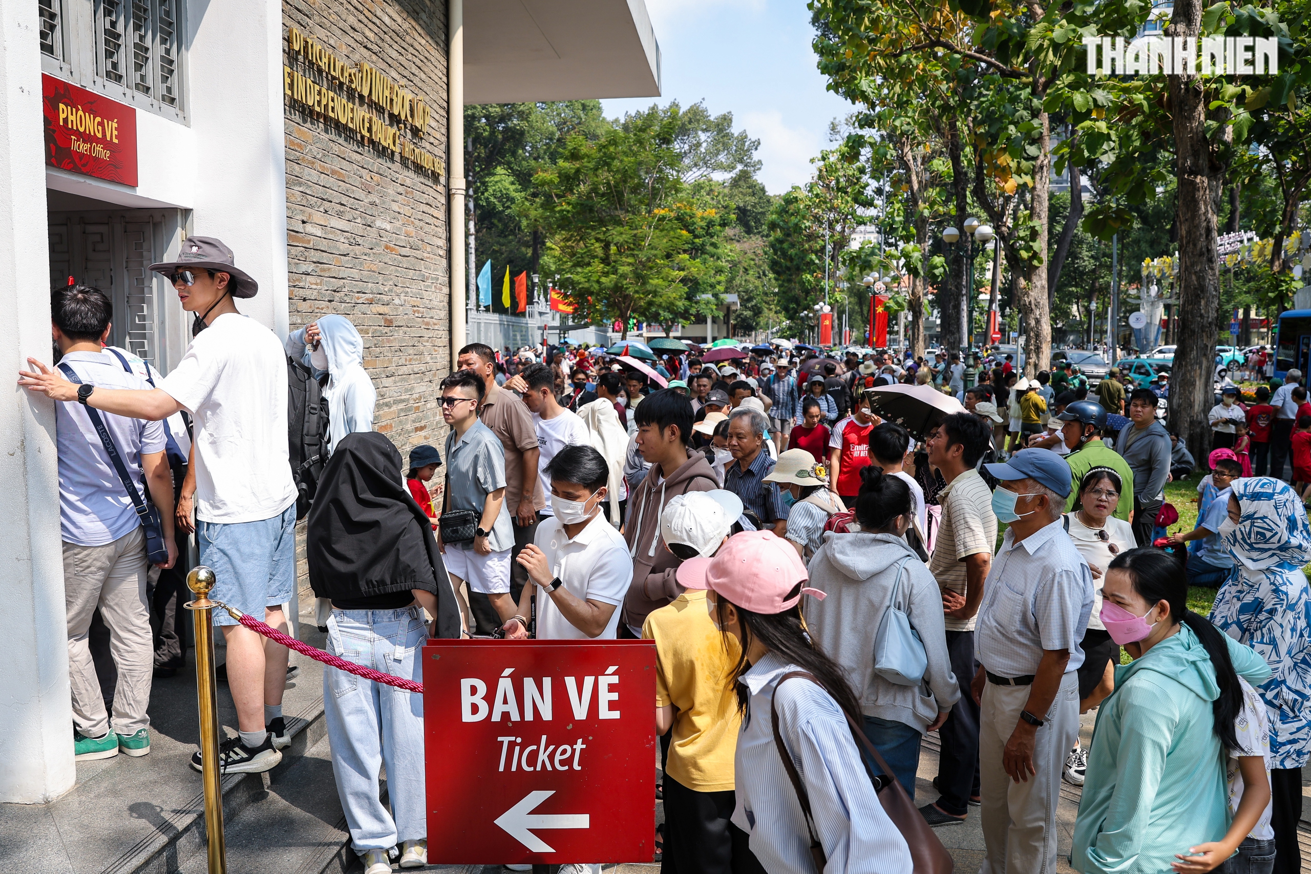 Biển người tại TP.HCM xếp hàng chờ tham quan Dinh Độc Lập vào sáng 30.4 - Ảnh 1.
