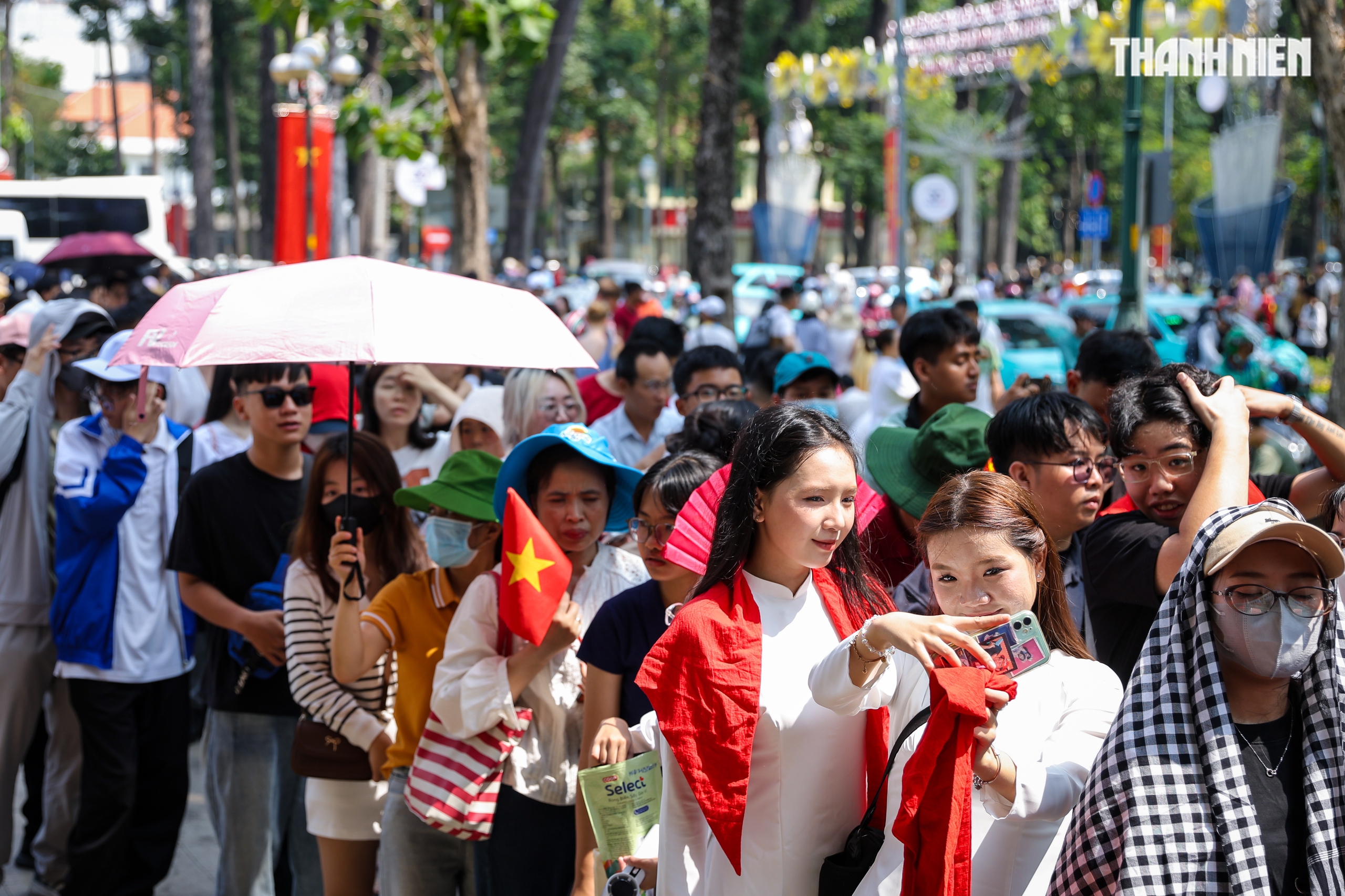 Biển người tại TP.HCM xếp hàng chờ tham quan Dinh Độc Lập vào sáng 30.4 - Ảnh 4.