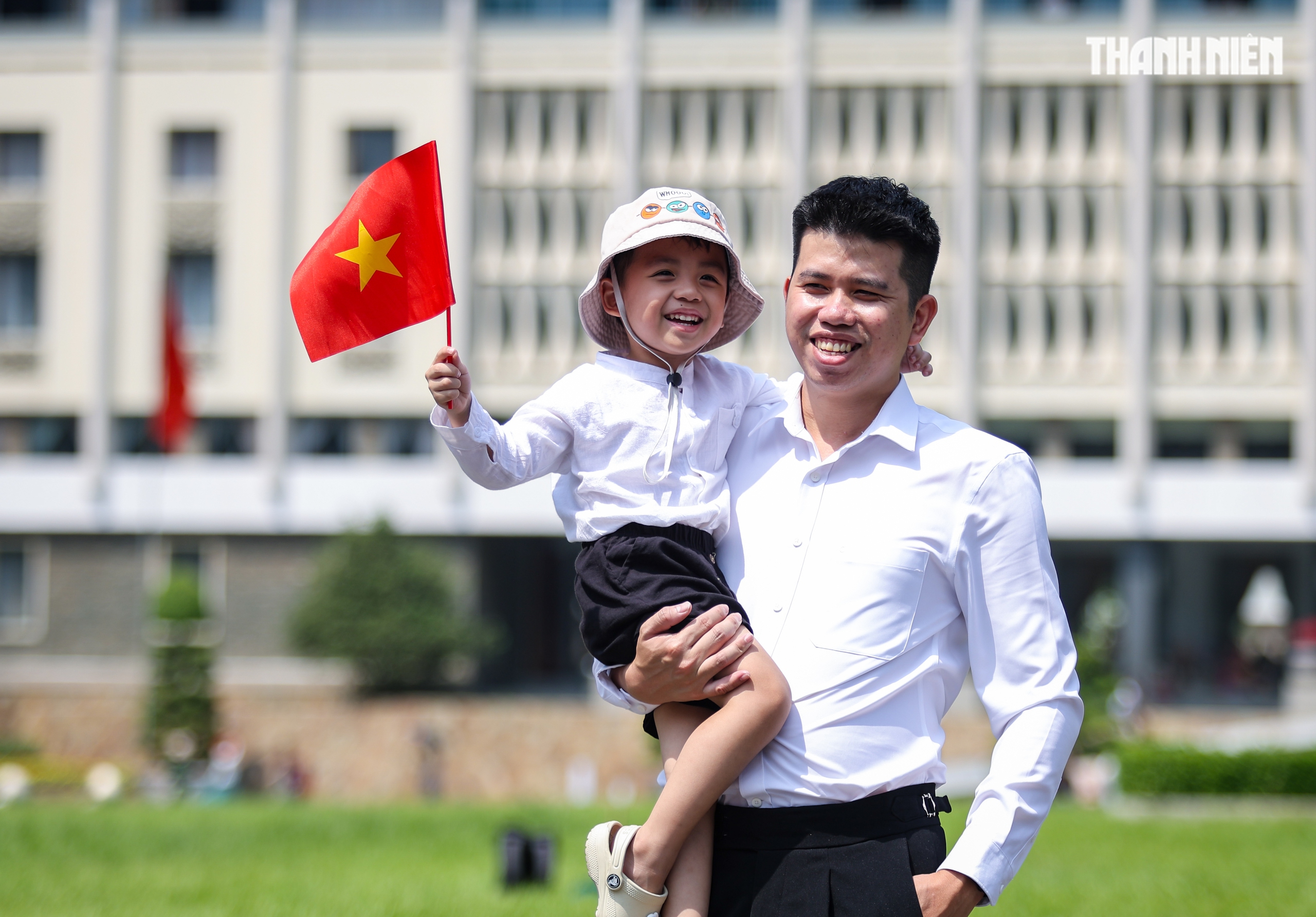 Biển người tại TP.HCM xếp hàng chờ tham quan Dinh Độc Lập vào sáng 30.4 - Ảnh 7.