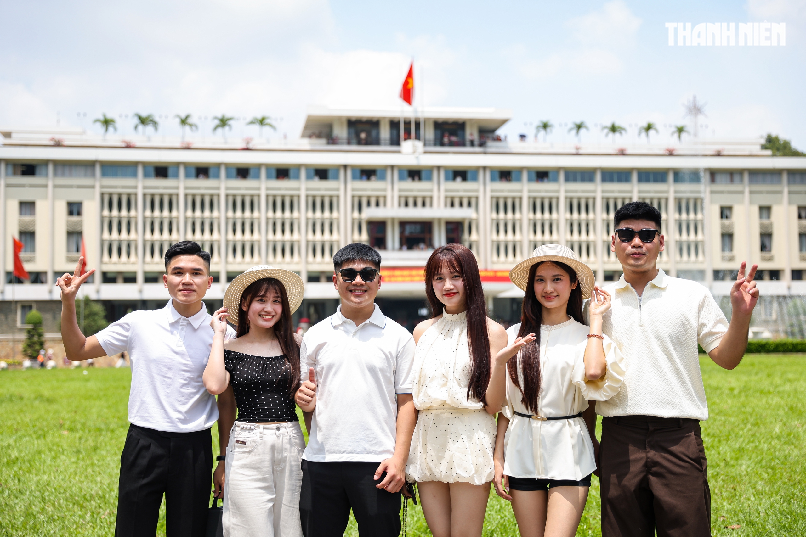 Biển người tại TP.HCM xếp hàng chờ tham quan Dinh Độc Lập vào sáng 30.4 - Ảnh 6.