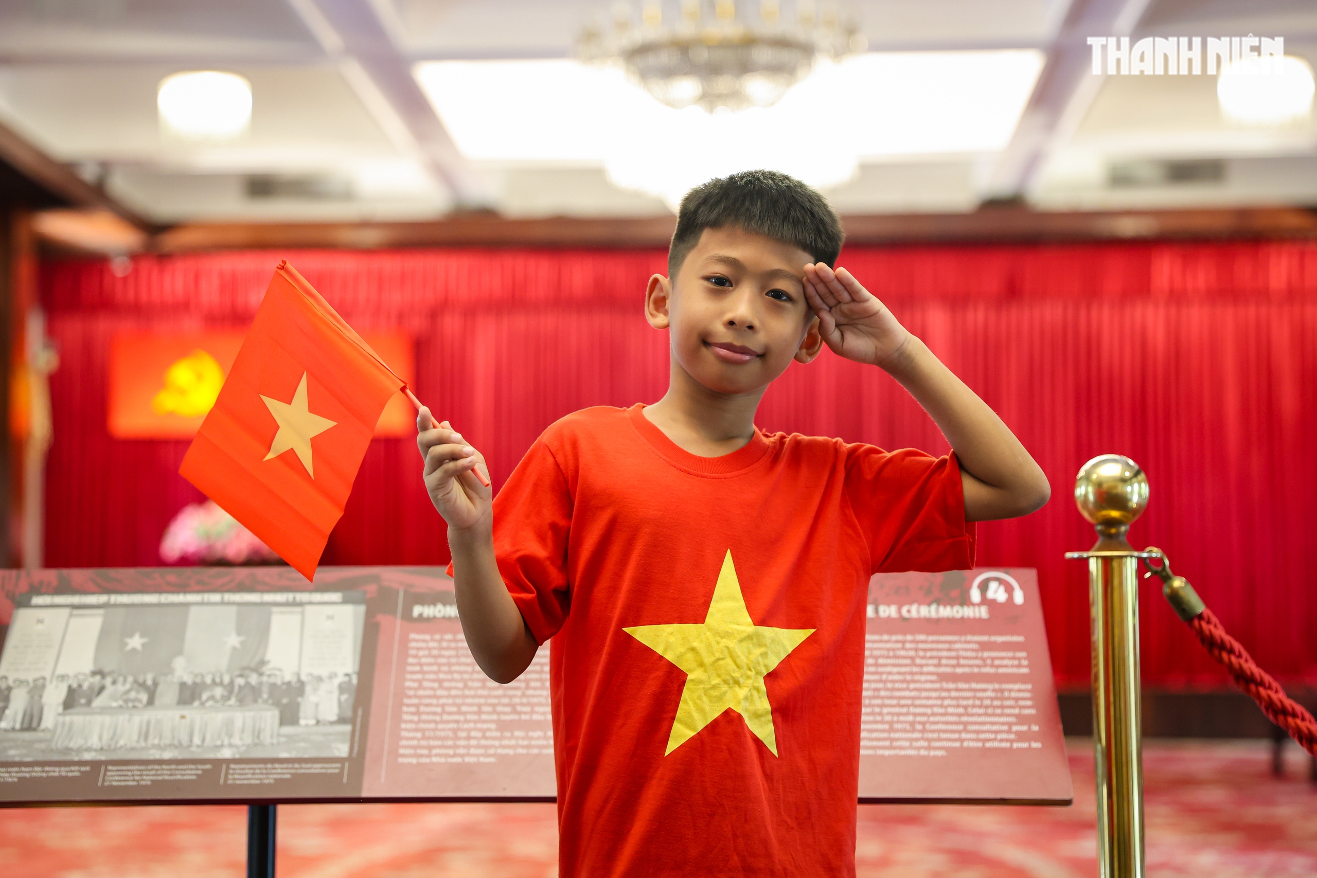 Biển người tại TP.HCM xếp hàng chờ tham quan Dinh Độc Lập vào sáng 30.4 - Ảnh 13.