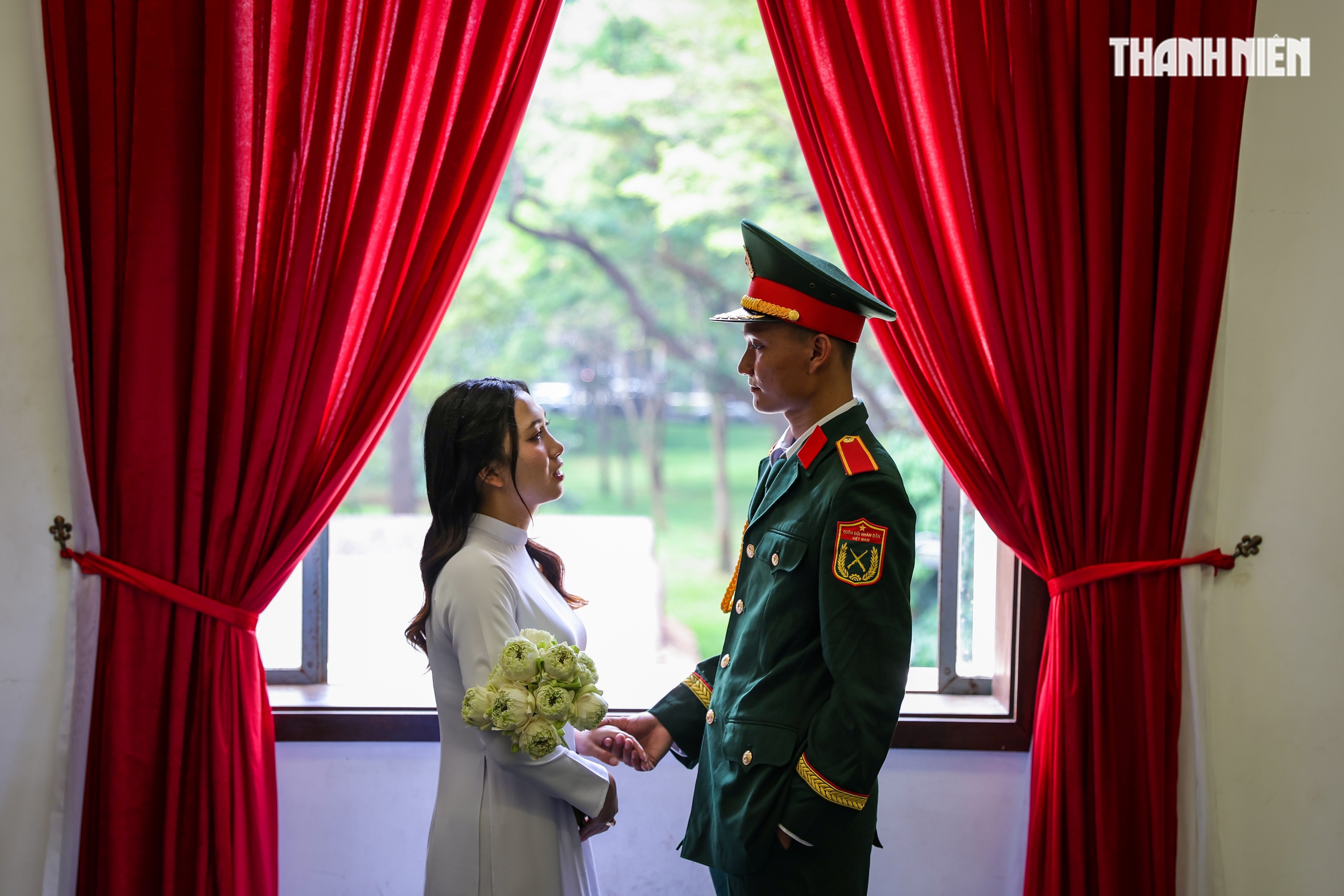 Biển người tại TP.HCM xếp hàng chờ tham quan Dinh Độc Lập vào sáng 30.4 - Ảnh 14.