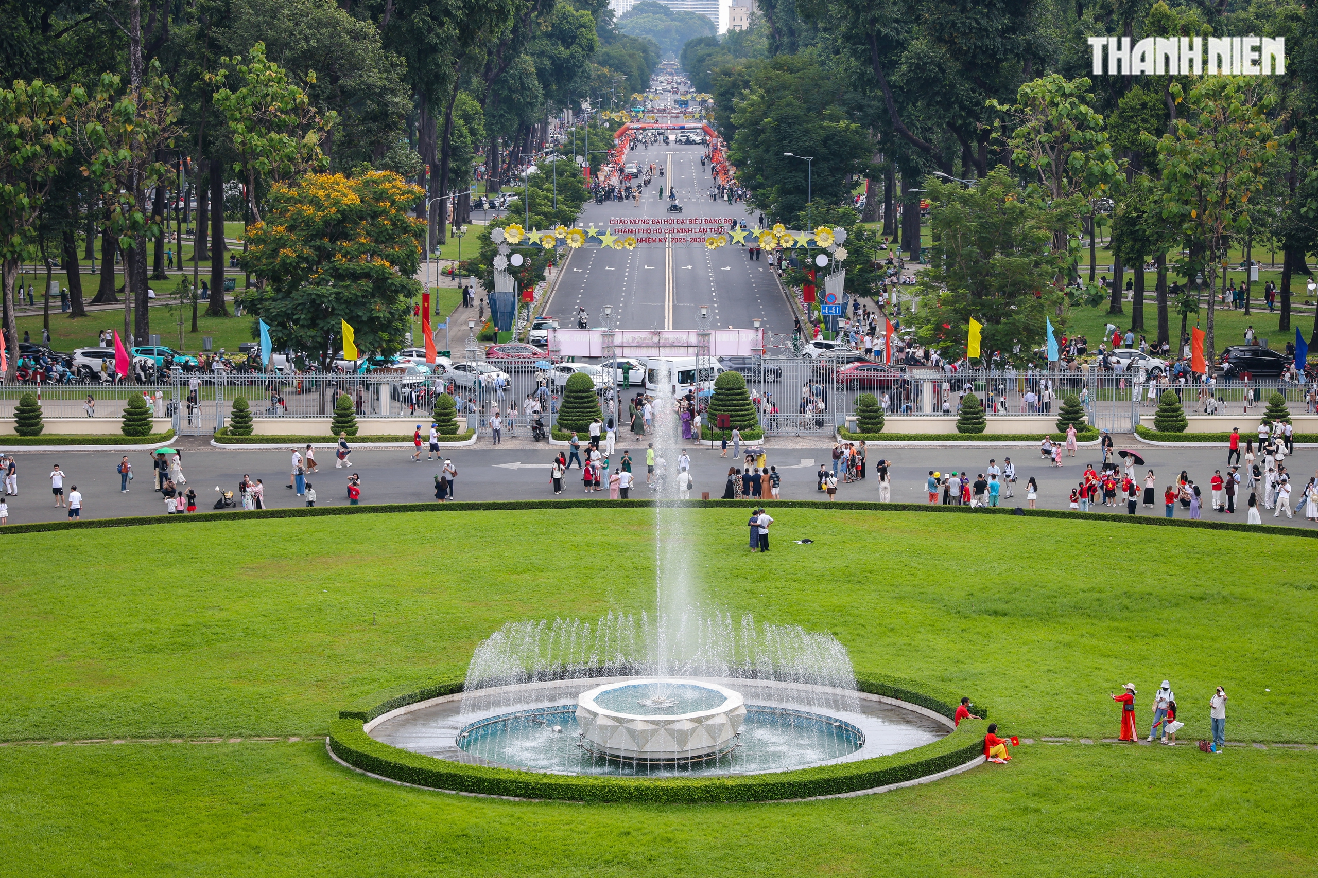 Biển người tại TP.HCM xếp hàng chờ tham quan Dinh Độc Lập vào sáng 30.4 - Ảnh 17.