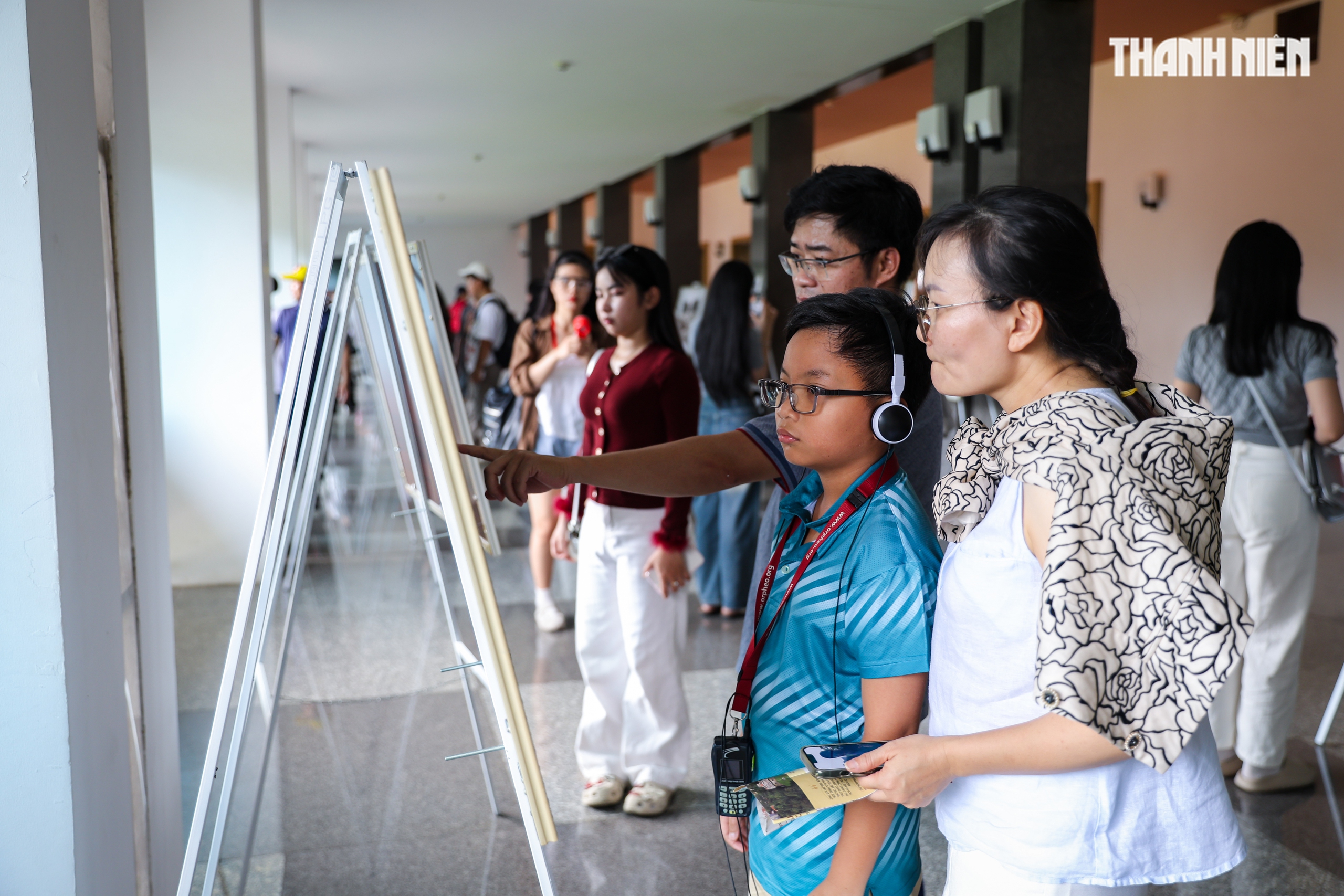 Biển người tại TP.HCM xếp hàng chờ tham quan Dinh Độc Lập vào sáng 30.4 - Ảnh 15.